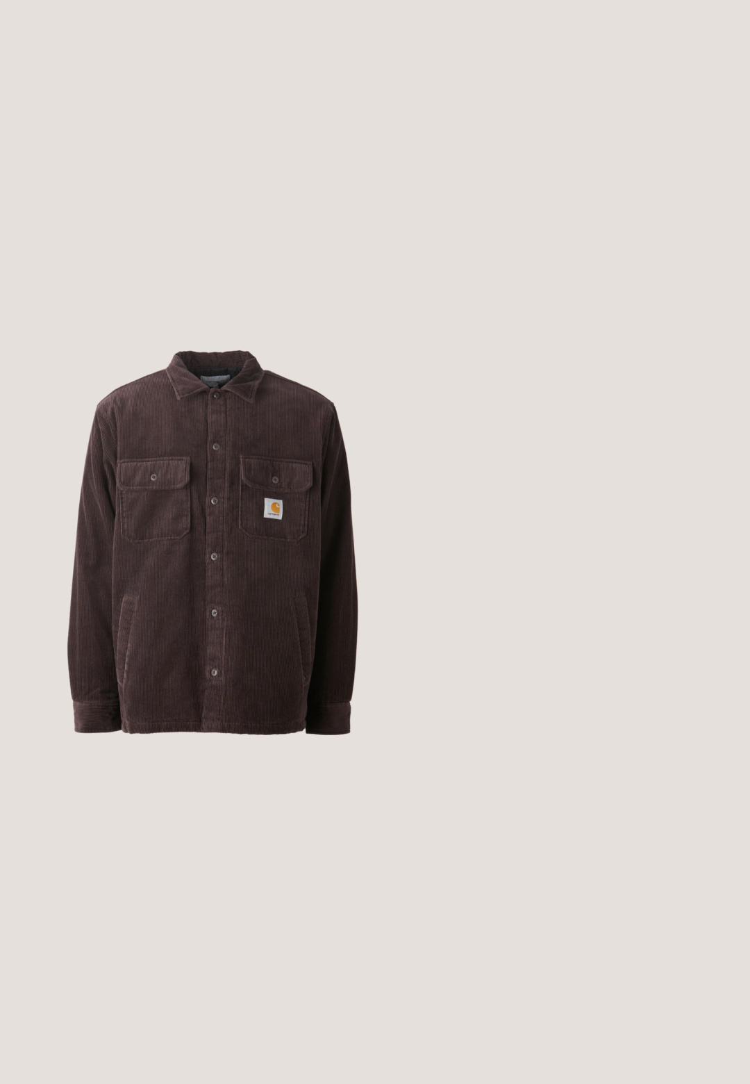 Chaqueta de camisa de pana en morado oscuro con cuello, cierre frontal de botones, dos bolsillos en el pecho y un parche con el logo en el bolsillo izquierdo.; Camisa azul de chambray de manga larga con botones al frente y dos bolsillos en el pecho, desplegada sobre un fondo blanco.; Pantalones cargo de mezclilla azul con un corte relajado, que cuentan con bolsillos laterales, cremallera en la bragueta y costuras de contraste en las costuras.; Botín de cuero marrón hasta el tobillo con punta redonda, suela resistente, herrajes en tono dorado y parte superior texturizada. Incluye una etiqueta con el logo adjunta.; Bufanda burdeos hecha de tela ligera, con patrones de paisley blancos y un borde decorativo. Forma triangular con una etiqueta.; Cinturón de cuero marrón con una hebilla metálica desgastada, que presenta una forma rectangular y un logotipo de marca en relieve para un detalle adicional.