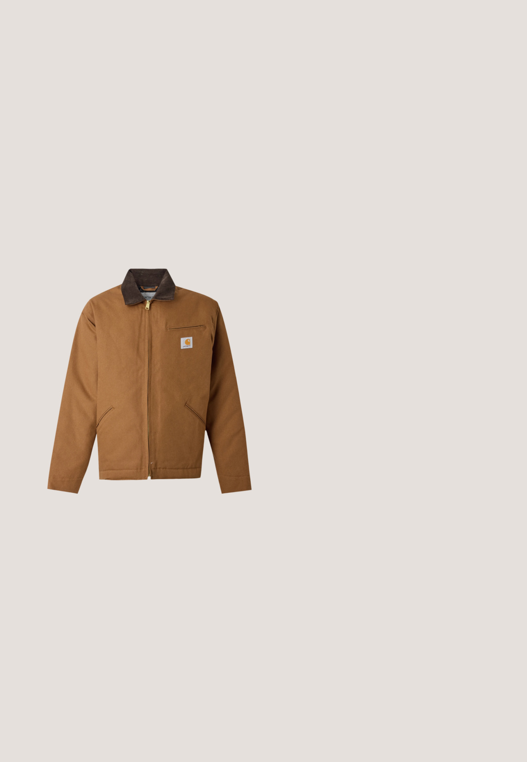 Hnedá pracovná bunda na zips s tmavohnedým golierom, dvoma prednými vreckami, náprsným vreckom na zips a malou nášivkou s logom Carhartt.; Svetlosivá mikina s okrúhlym výstrihom a dlhými rukávmi, s modrým potlačeným logom "WIP" v oblúkovom dizajne cez hruď.; Biele bavlnené tričko s krátkymi rukávmi, okrúhlym výstrihom a červeným logom na ľavej strane hrudníka. Jednoduchý dizajn bez vzorov.; Čierne bavlnené rozšírené nohavice s tradičným pásom, jedným predným gombíkom a vreckami po stranách a vzadu. Hladká textúra.; Hnedé semišové topánky s okrúhlou špičkou, žltými šnúrkami, polstrovaným čiernym golierom a gumovou podrážkou s trakčnými drážkami.; Čierny batoh vyrobený z odolnej textílie, ktorý má predné vrecko na zips, nášivku s logom, horné ucho a nastaviteľné ramenné popruhy.