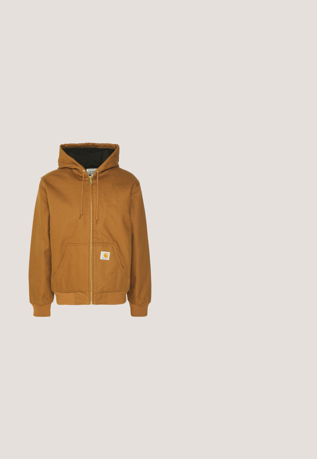 Sudadera con cremallera marrón hecha de algodón, con un forro interior negro, un bolsillo frontal y un parche cuadrado con el logo en el lado izquierdo.; Sudadera de forro polar negra con media cremallera, cuello alto, puños acanalados, bolsillo canguro y un pequeño acento en logo dorado en la manga.; Camiseta de algodón negra con cuello redondo clásico, mangas cortas, bolsillo en el pecho delantero y un parche de logo cerca de la costura del bolsillo. Textura suave.; Jeans negros ajustados con cierre de botón frontal y diseño de cinco bolsillos, mostrados sobre un fondo gris claro liso.; Zapatillas Nike Air Force 1 en blanco y negro con parte superior de cuero, puntera perforada y detalle de suela texturizada, combinadas con pantalones beiges remangados y calcetines blancos.; Collar de cadena en tono dorado con un colgante cuadrado de textura suave y un acento colorido cerca del cierre.