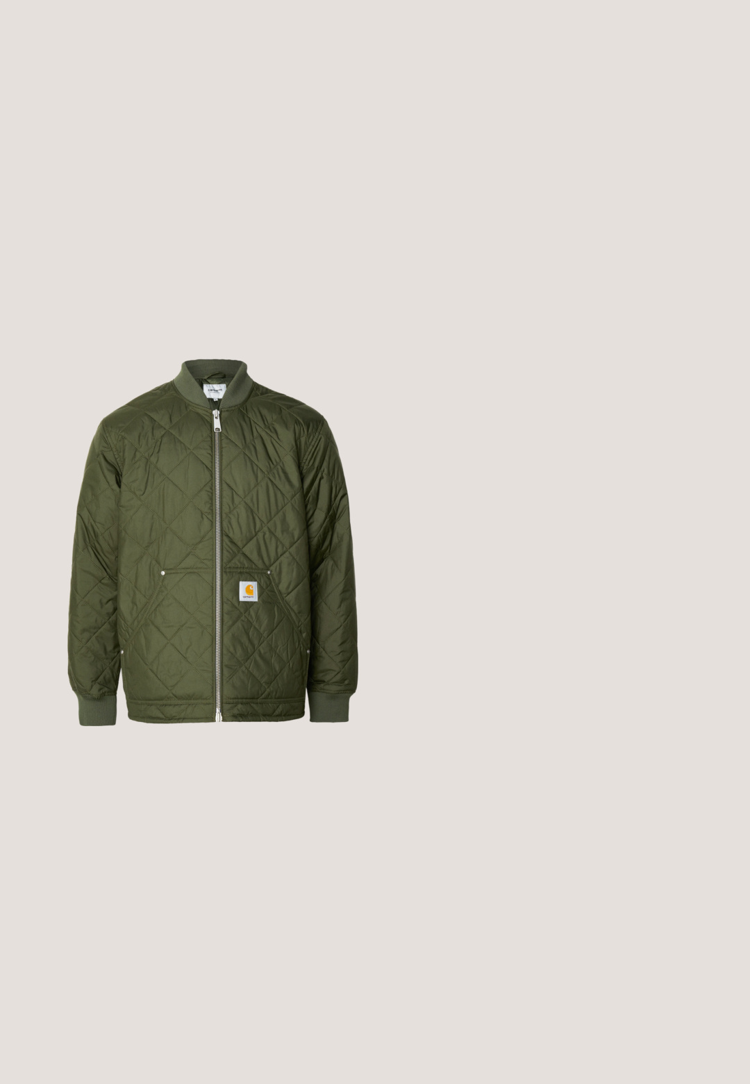 Chaqueta acolchada verde con cierre frontal, puños acanalados y un bolsillo en el pecho que presenta un logo. El material es suave y ligero.; Sudadera con capucha de color azul marino, elaborada en tela suave. Cuenta con un bolsillo tipo canguro, capucha con cordón y puños acanalados. Presenta un logotipo en la manga.; Camiseta de algodón blanca con cuello redondo, mangas cortas y un parche rectangular de logo azul marino en el área del pecho izquierdo.; Vaqueros de mezclilla azul con corte recto, que presentan un lavado medio, cinco bolsillos y un ligero desgastado. Incluyen una cintura clásica y trabillas para cinturón.; Zapatos de cuero burdeos con suelas de goma marrón, puntera redonda, costuras blancas y ojales dorados. El interior cuenta con un forro amarillo.; Bolso de tote de mezclilla en azul oscuro con dos asas, costuras visibles y un bolsillo frontal con un parche de logo clásico.
