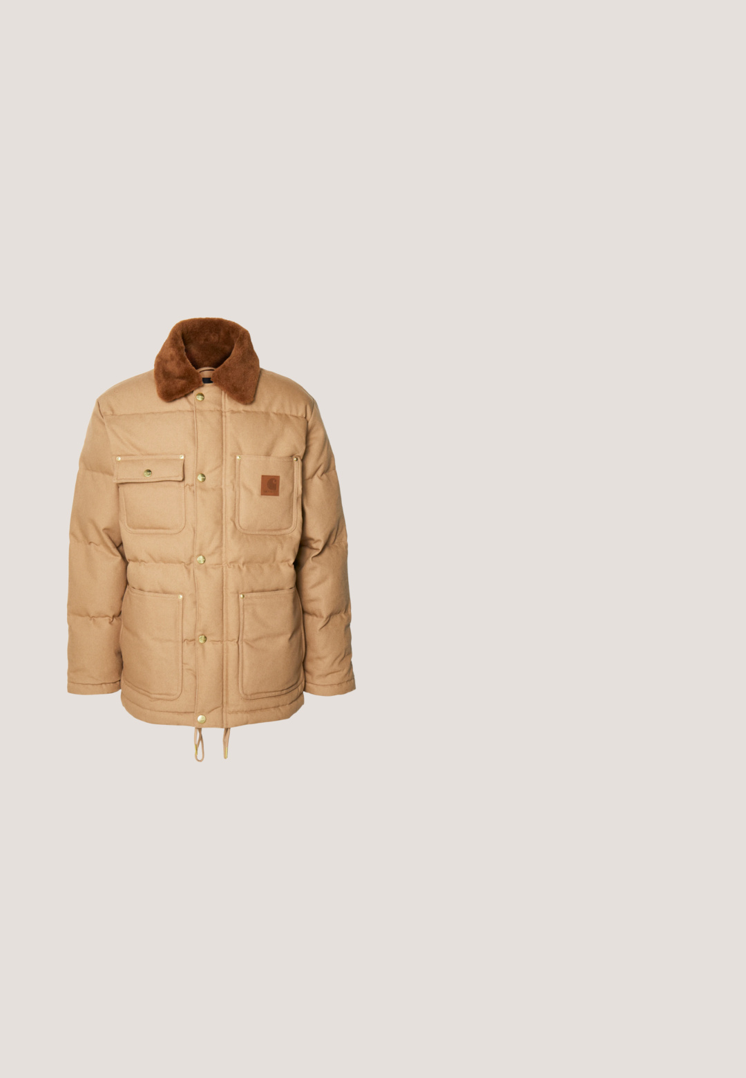 Chaqueta tipo puff de color marrón con un collar de piel sintética marrón, dos bolsillos en el pecho y dos bolsillos inferiores. Presenta herrajes dorados y un dobladillo con cordón.; Sudadera de algodón gris con cuello redondo, mangas largas y puños acanalados. Presenta un logotipo bordado en blanco en el lado izquierdo del pecho.; Ellesse HIRST TEE - Camiseta estampada - light blue; Pantalones cortos grises hechos de tejido resistente, con un corte recto, dos bolsillos laterales y un pequeño logo en el bolsillo trasero.; Zapatos de senderismo de ante marrón con ojales de metal, cordones negros y una suela de goma ligera. Presentan un collarín acolchado para mayor soporte.; Gafas de sol redondas con montura de carey oscuro y lentes marrones. El diseño presenta una ligera forma de ojo de gato y recortes en la ceja.