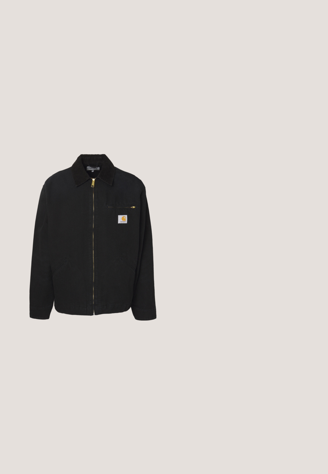 Chaqueta de algodón negra con cierre frontal, cuello de pana, dos bolsillos laterales y un bolsillo en el pecho con un parche de logo.; Sudadera negra de tela suave, con un bolsillo frontal tipo canguro, cordón ajustable y puños acanalados. Textura lisa con un detalle mínimo.; Camiseta de algodón blanca con mangas cortas y escote redondo. Presenta un gran logo de "carhartt" en marrón oscuro en el pecho.; Pantalones cortos negros hasta la rodilla con trabillas para cinturón y bolsillos frontales, hechos de tela resistente, mostrados sobre un fondo blanco.; Zapatillas deportivas en negro y gris con parte superior de malla y ante, que cuentan con una entresuela blanca, cordones y un llamativo logo "N" en el lateral.; Fossil JEWELRY NECKLACE - Collar - silver-coloured