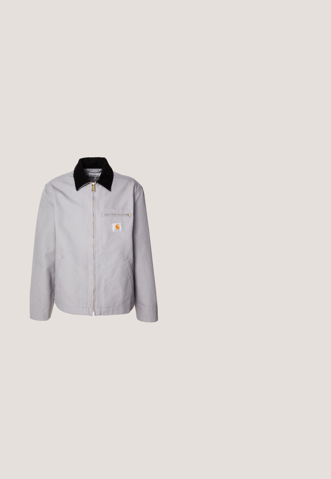 Chaqueta gris clara hecha de tejido duradero, con un cuello de pana negro, cierre de cremallera, bolsillo frontal y parche con logo en el pecho.; Sudadera de cuello redondo en gris oscuro con puños y dobladillo acanalados. Presenta una pequeña etiqueta de logo tejida en el lado inferior izquierdo. Material de algodón, textura suave.; Camiseta de algodón blanca con mangas cortas, cuello redondo, que presenta un pequeño logo dorado en la parte izquierda del pecho. Textura suave y corte regular.; Pantalones negros de tela suave, con cierre de botón, corte recto y dos pliegues frontales que añaden detalle.; Zapatillas deportivas en negro y gris con parte superior de malla y ante, que cuentan con una entresuela blanca, cordones y un llamativo logo "N" en el lateral.; Collar de cadena curb en tono plateado con cierre de langosta y cadena extensible ajustable sobre fondo blanco.