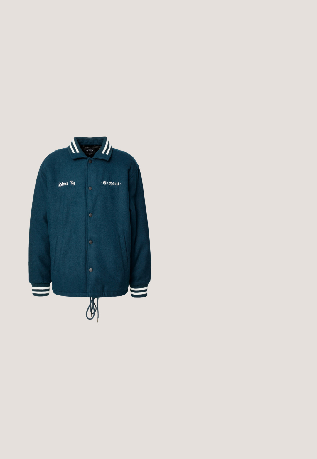 Chaqueta de lana verde oscuro con collar y puños de rayas blancas, cierre de botones, dos bolsillos laterales y bordado de texto en el frontal.; Sudadera verde oscuro de algodón, con cuello redondo acanalado, mangas largas y un pequeño logo de Carhartt en el pecho.; Camiseta de algodón blanca con cuello y puños en color teal; presenta el logotipo "Carhartt WIP" en impresión teal en la parte izquierda del pecho.; Bermudas caqui con un diseño de frente plano, cinturilla cosida con trabillas para el cinturón y dos bolsillos laterales. Fabricadas con un tejido ligero.; Timberland AUTHENTIC MID LACE BOOT - Botines con cordones - wheat; Riñonera verde oliva con cremallera negra y tirador rojo, correa negra ajustable y parche con el colorido logo de Montagne en el centro frontal.