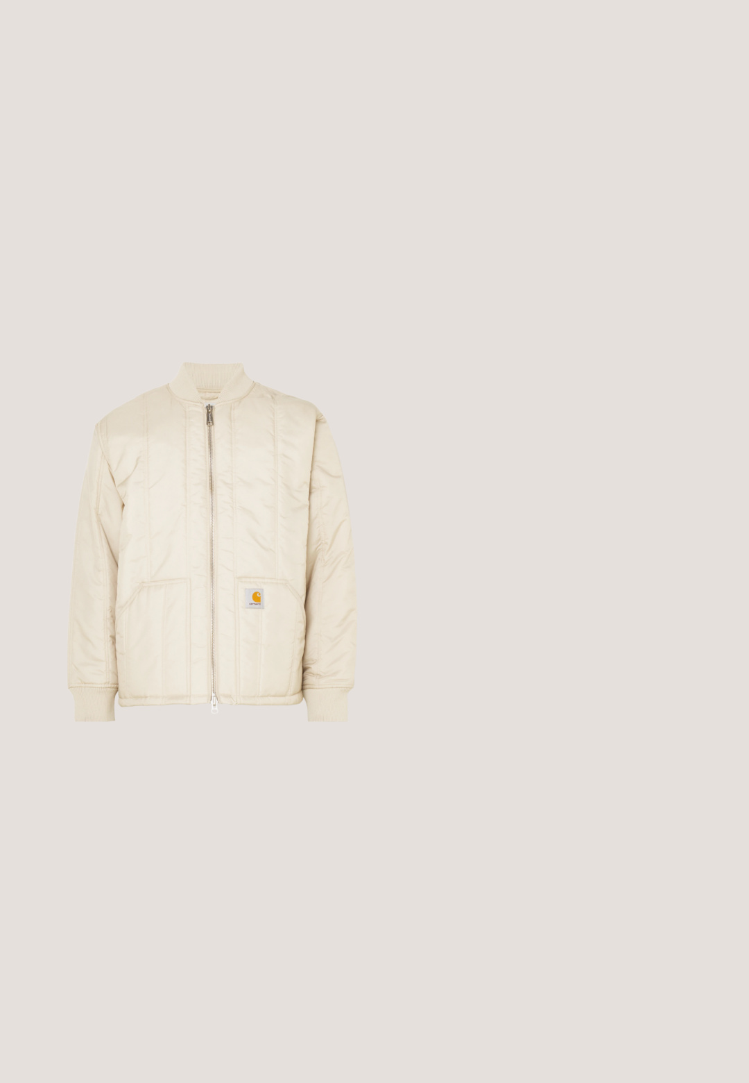 Chaqueta bomber de color beige claro con cremallera frontal, cuello y puños de canalé, dos bolsillos y patrones de costura vertical. Logo de Carhartt en el bolsillo.; Sudadera naranja con un bolsillo canguro frontal, capucha con cordón y puños acanalados. Fabricada con un tejido suave y de textura lisa.; Camiseta de algodón blanca con mangas cortas, un bolsillo en el pecho y un pequeño parche cuadrado de logo en naranja y blanco en el bolsillo.; Jeans de mezclilla de pierna ancha y cintura alta en un tono azul desgastado, con cinco bolsillos, lazos para cinturón y un dobladillo sin terminar con detalles de costura visibles.; Timberland AUTHENTIC MID LACE BOOT - Botines con cordones - wheat; Collar de cadena de plata con eslabones entrelazados, textura suave y forma rectangular uniforme. Detalle de cierre seguro.
