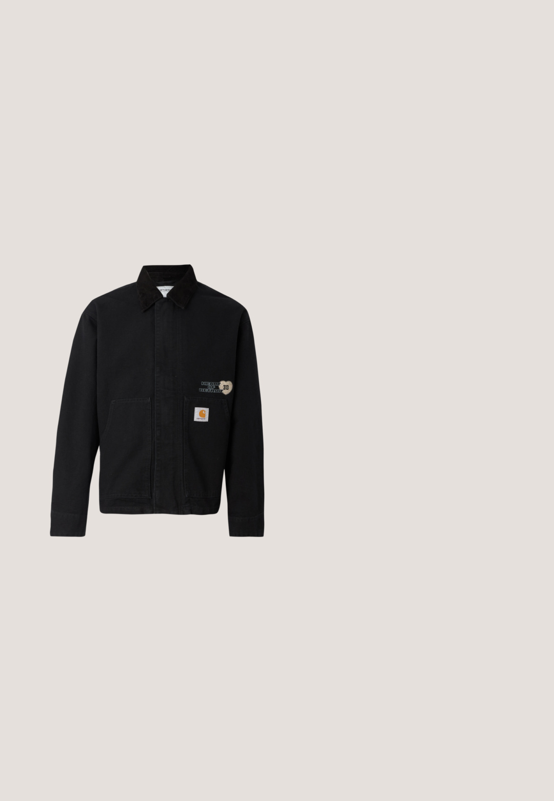 Chaqueta de lienzo negra con cuello y dos bolsillos frontales. Presenta un diseño en forma de corazón y un parche de marca en el bolsillo inferior.; Carhartt WIP DUCKS SWEATER - Jersey de punto - brown; Camiseta de algodón blanca con texto impreso en azul "TRUCK COUNTRY" y un logo ovalado en azul de "Ford" en el centro. Mangas cortas y cuello redondo.; Pantalones de mezclilla negros con corte recto, que cuentan con bolsillos frontales, costuras amarillas en contraste y un cierre de botón en la cintura.; Zapatillas en blanco y negro con parte superior de ante y cuero, que presentan franjas blancas, cordones negros y una suela de goma marrón. Acentos de logo dorados.; Bolso tote de mezclilla negra con asas largas, bolsillo delantero y pequeña etiqueta blanca encima del bolsillo sobre un fondo liso.