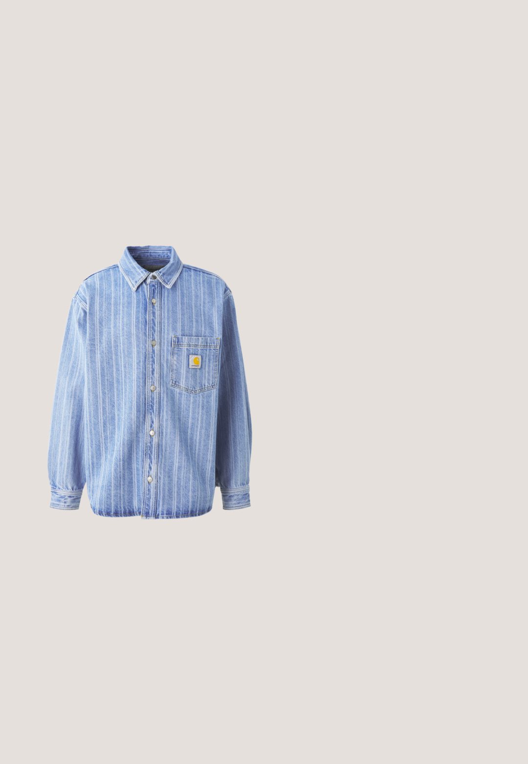 Lichtblauwe denimoverhemd met verticale witte strepen, puntkraag, knoopsluiting aan de voorkant, een enkele borstzak en Carhartt-logo patch.; Ronde hals kortemouwen t-shirt in effen wit, gemaakt van zachte katoen, heeft een eenvoudig ontwerp zonder zichtbare patronen of accenten.; Donkerblauwe denim jeans met een hoge taille, rechte pijpen, contrasterende stiksels en opgestikte zakken aan de voorkant.; Zign LEATHER - Lage laarzen - cognac; Rode bandana-stijl sjaal met een wit paisleypatroon, in een lus geknoopt. Gemaakt van zacht stof, met een gladde textuur en afgeronde randen.; Bruine leren riem met een gladde textuur, rechthoekige zilveren metalen gesp en een enkele drukknoopdetails, met een afgeronde uiteinde.