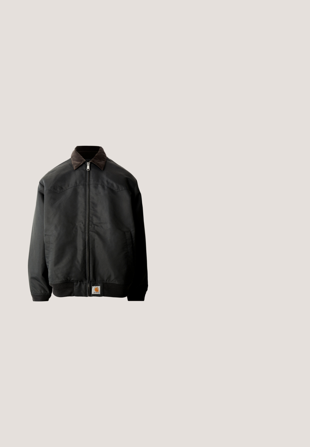 Veste aviateur noire avec fermeture éclair, col en velours côtelé brun, poignets et ourlet élastiques, avec un patch logo carré sur le devant en bas.; Haut à capuche zippé gris clair avec une poche avant, des poignets côtelés et un petit logo orange sur la poitrine gauche. Fabriqué en tissu doux et texturé.; T-shirt en coton gris à manches courtes, col rond, avec une petite écusson carré sur le côté gauche de la poitrine. Texture lisse et coupe décontractée.; Pantalon noir à jambes droites en tissu lisse, avec une fermeture à bouton et des poches latérales. Design simple sans motifs ni accents visibles.; Chaussure de bateau en cuir marron avec des lacets noirs, des coutures beiges et une semelle robuste, suspendue au-dessus d'un sol en béton gris.; Sac à dos noir en tissu durable avec une poche zippée à l'avant, un patch logo, une poignée supérieure et des bretelles réglables.
