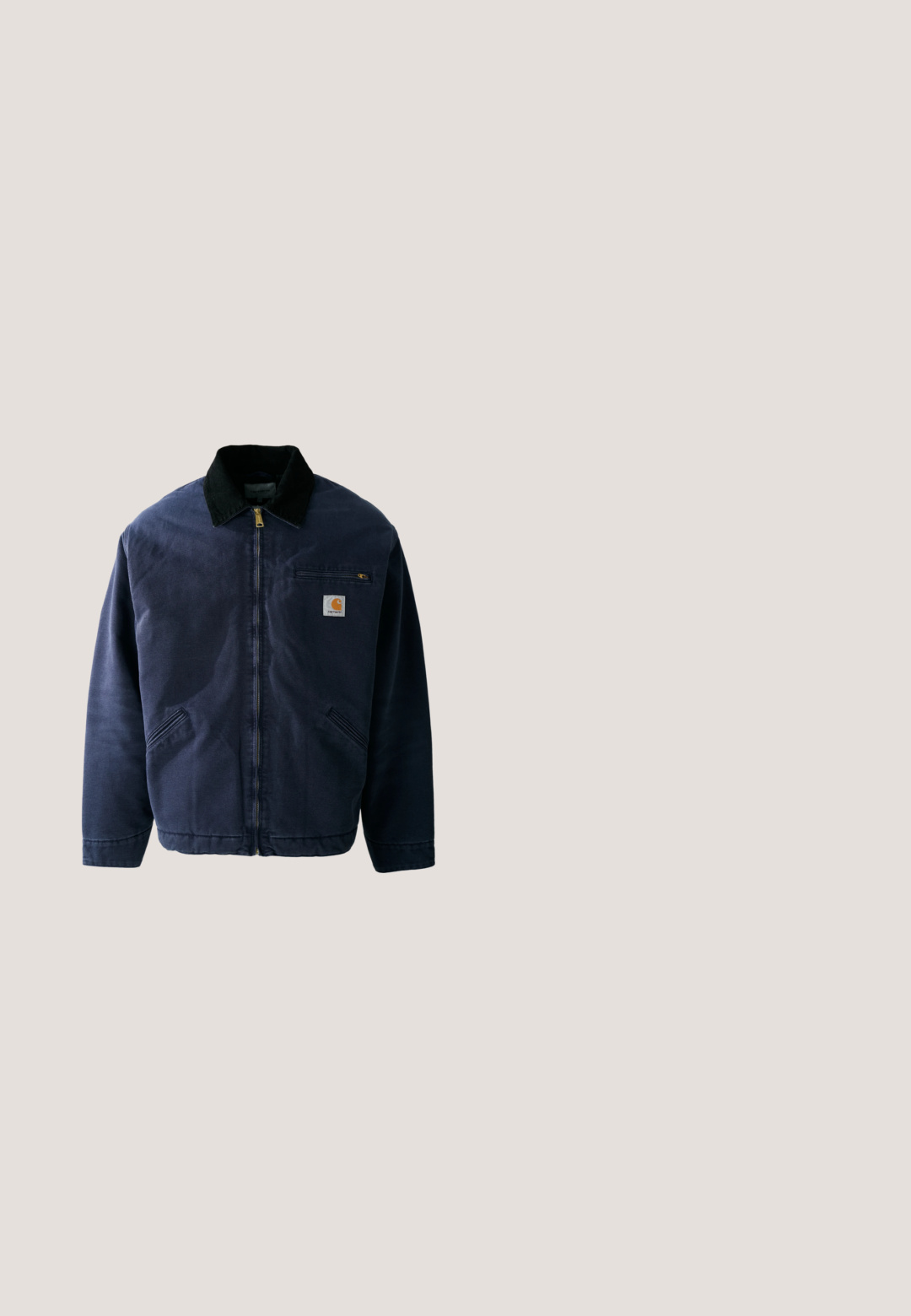 Marineblå arbejdsjakke med krave i sort fløjl, frontlynlås, brystlomme og to sidelommer. Glat stof med en struktureret pasform.; Blå bomuldssweatshirt med ribstrikkede manchetter og kant, med en lille orange Carhartt-logo broderet på brystet. Simpelt design, rund hals.; Hvid bomulds T-shirt med rund halsudskæring og korte ærmer. Har et lille rødt hjerte-logo på venstre brystlomme.; Mørkeblå denimjeans med lige ben, forlommer, bæltestropper og knaplukning i taljen mod en ensfarvet baggrund.; Brune læder ankelstøvle med metaløjer, hvid pelsforing, sort polstret krave, robust sål og præget logo på siden.; Marineblå Lacoste messenger taske med justerbar rem og logo på frontklap, sat mod en ensfarvet lys baggrund.