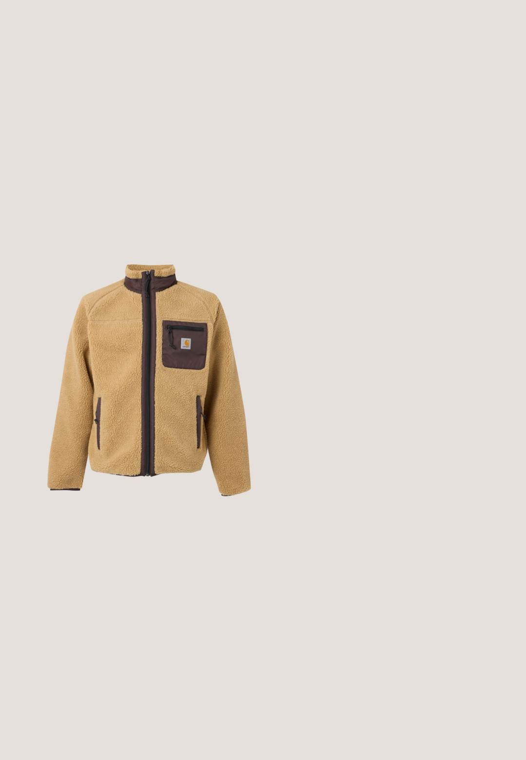 Beige fleecejakke med mørkebrunt glidelås, kragekant, to frontlommer og glidelåslomme på brystet med Carhartt-logo på lappen.; Grå hettegenser i fleece-materiale, med en frontlomme, ribbestrikkede ermer, og en liten logo på brystet.; Hvit langermet t-skjorte laget av bomull. Har en liten gyllen logo på brystet og rund hals. Enkelt design og standard passform.; Jeans i denim med vid ben i mørk blå. Har høy midje, beltehemper og klassisk fem-lomme-design. Sydd kant med en ren finish.; Sorte skinnesneaker fra Nike med rund tå, perforert front og teksturert gummisåle. Inkluderer lisser og diskret merkevare.; Svart skulderveske i teksturert stoff, med justerbar stropp og snoråpning. Har markante sømmer og en sideetikett.