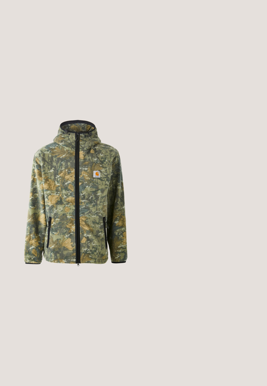 Veste en polaire avec un motif camouflage dans des tons de vert, marron et jaune, fermeture éclair à l'avant, capuche réglable et poches zippées sur les côtés.; Sweat-shirt vert à manches longues, avec poignets et ourlet côtelés, en tissu texturé et arborant un petit logo sur la manche gauche.; T-shirt à manches courtes rayé en vert olive avec des rayures horizontales blanches, bleu marine et grises ; comporte un petit logo blanc sur la poitrine.; Pantalons en coton beige avec une taille élastique et un cordon de serrage. Conception à jambe droite, texture lisse et sans motifs ni accents visibles.; Bottines en daim marron avec une texture lisse, bout rond, œillets en métal et semelle en caoutchouc grise contrastante, arborant un logo à l'arrière.; Sac banane vert olive avec fermeture éclair noire et tirette rouge, sangle noire réglable, et patch logo Montagne coloré au centre avant.