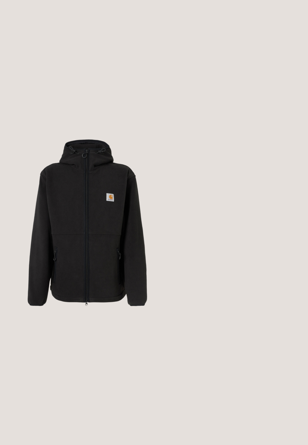 Sort fleecejakke med lynlås, justerbar hætte, sidelommer og et lille logo-patch på venstre bryst. Blød tekstur.; Sort bomulds T-shirt med korte ærmer, rund hals og en brystlomme, der har et lille, kvadratisk logo-patch. Enkel, ensfarvet design.; Sorte lige ben jeans med frontknap og lynlås, fem-lommer design, præsenteret på en hvid baggrund.; Sort Nike Air Force 1-sneaker med hvid swoosh-logo, svævende over en stenovertflade med en grå tekstureret væg i baggrunden.; Sort rygsæk lavet af slidstærkt stof med en frontlommesyning, logo-patch, håndtag øverst og justerbare skulderremme.; Metalkæde halskæde med fletdesign, sølvfarvet, glat tekstur og jævne led, velegnet til forskellige stilarter og anledninger.