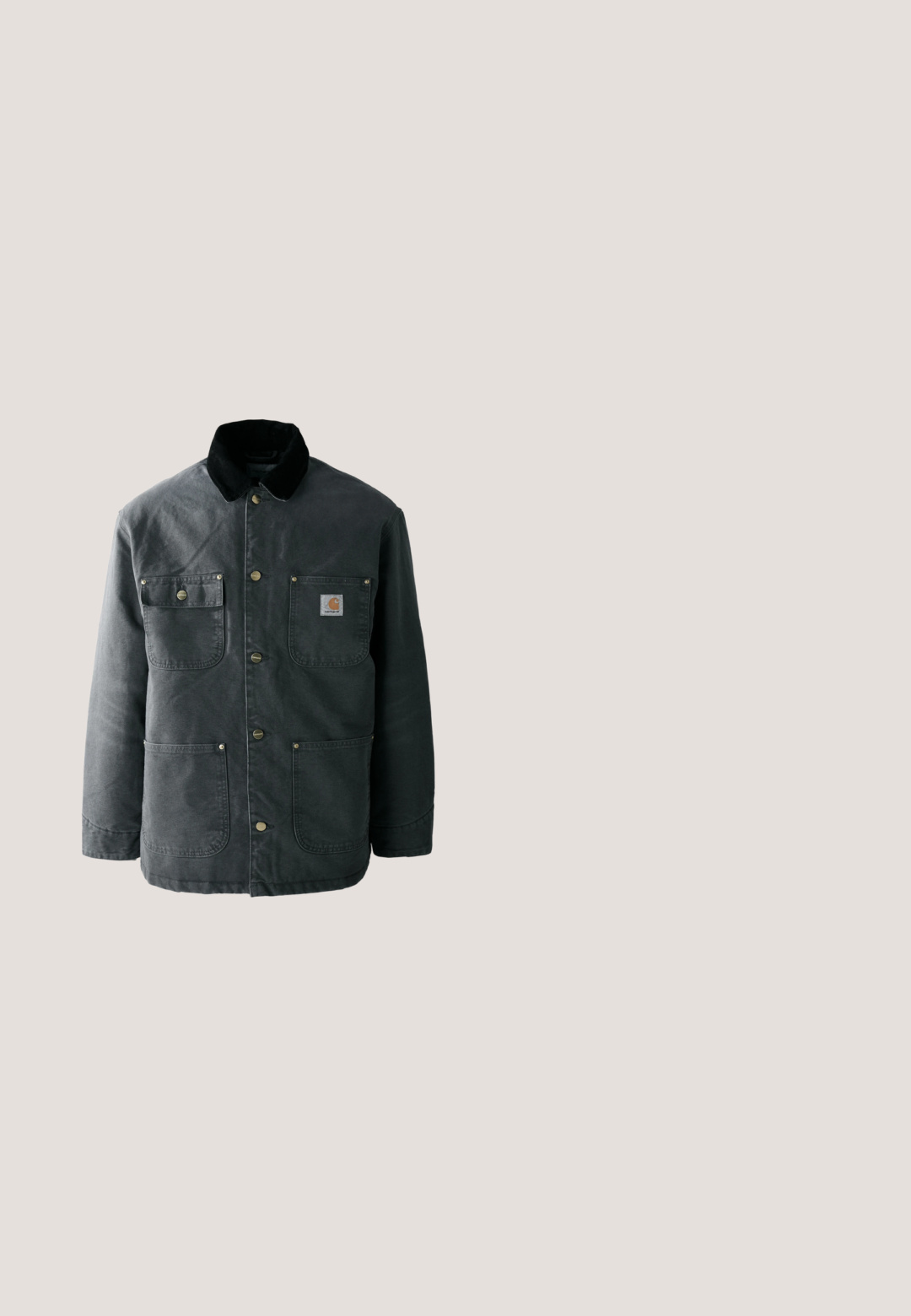 Dunkelgraue Segeltuchjacke mit einem schwarzen Cordkragen, Messing-Druckknöpfen und zwei Brusttaschen mit einem Logo-Patch. Angenehme Textur.; Grüner Strickpullover mit langen Ärmeln, Rundhalsausschnitt, gerippten Bündchen und Saum. Mit kleinem weißem Markenlogo auf der linken Brust.; Kurzärmeliges gestreiftes T-Shirt in Olivgrün mit horizontalen weißen, marineblauen und grauen Streifen; mit kleinem weißen Logo auf der Brust.; Schwarze Jeans aus Denim mit geradem Bein, ausgestattet mit einem vorderen Knopfverschluss, Gürtelschlaufen und zwei Seitentaschen. Strukturiertes Material.; Grauer und schwarzer Turnschuh mit weißen Schnürsenkeln, der über einer Betonbrüstung schwebt, verschwommene Treppen im Hintergrund.; Schwarze Sonnenbrille mit rechteckiger Form, dunklen Gläsern, silbernen Akzenten an den Bügeln und mattierter Oberfläche des Rahmens.
