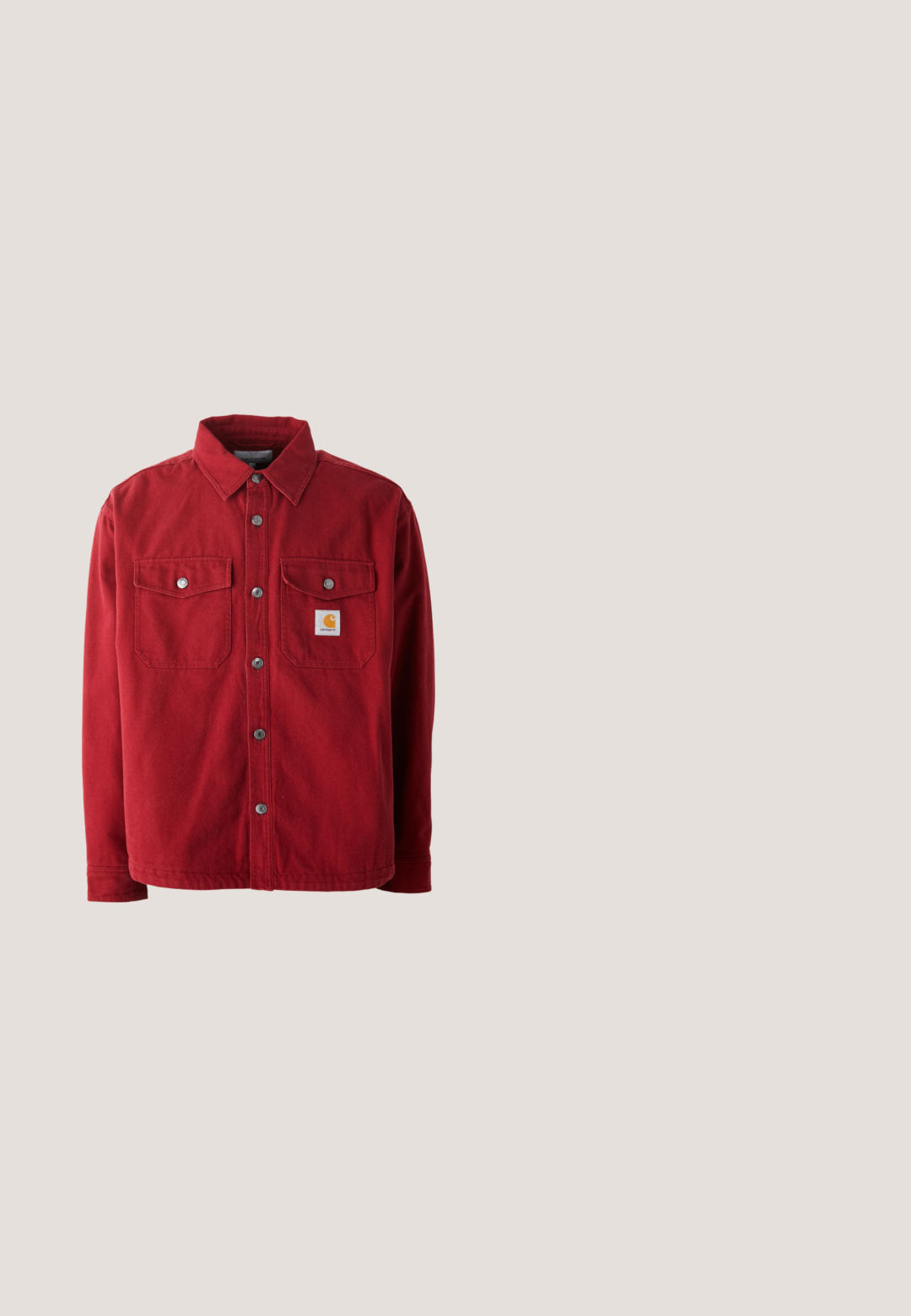 Veste en coton rouge avec un col rabattable, deux poches poitrine avec des boutons en métal et un petit patch logo sur la poche gauche.; Sweatshirt gris clair avec un col rond, des manches longues, des poignets côtelés et un petit logo brodé près de l'ourlet. Fabriqué en tissu doux.; T-shirt blanc en coton à manches courtes et col rond. Présente un petit logo noir "W.W." sur la partie gauche de la poitrine. Design simple.; Pantalons en coton noirs avec une coupe droite, fermeture éclair et poches avant. Texture lisse, sans motifs visibles et matériel minimal.; Bottine en cuir marron avec col noir, lacets jaunes et semelle beige. Présente un logo et des détails de couture blanche. Semelle extérieure à traction robuste.; Sac à dos noir en tissu durable avec une poche zippée à l'avant, un patch logo, une poignée supérieure et des bretelles réglables.