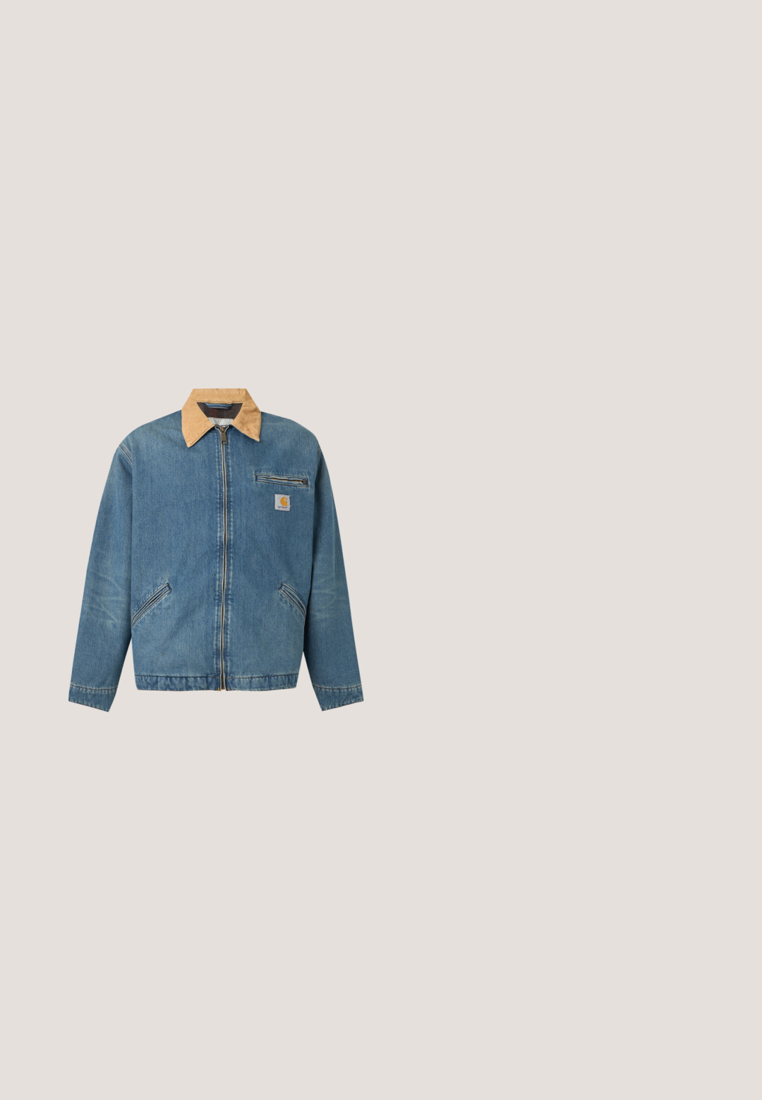 Blaue Denimjacke mit beigem Kragen, Frontreißverschluss, zwei schrägen Seitentaschen und einer Reißverschlusstasche auf der Brust mit Markenlogo-Patch.; Dunkelblaues T-Shirt mit kurzen Ärmeln, Rundhalsausschnitt und Brusttasche mit kleinem quadratischem Carhartt-Logo-Patch.; Hellblaue, locker sitzende Denim-Jeans mit fünf Taschen, einem Knopfverschluss und sichtbaren Nähten. Der Stoff hat ein verblasstes, strukturiertes Aussehen.; Braune Leder-Schnürstiefelette mit gepolsterter Knöchelpartie, kontrastierenden Nähten und robustem Sohlendesign, von der Außenseite auf einem weißen Hintergrund gezeigt.; Blaues quadratisches Tuch mit weißen Paisley-Mustern und dem Text "Les Deux Legacy" in der Mitte und entlang der Ränder.; Gerollter brauner Ledergürtel mit Messingschnalle und geprägtem Levi's-Logo nahe dem Ende vor weißem Hintergrund.