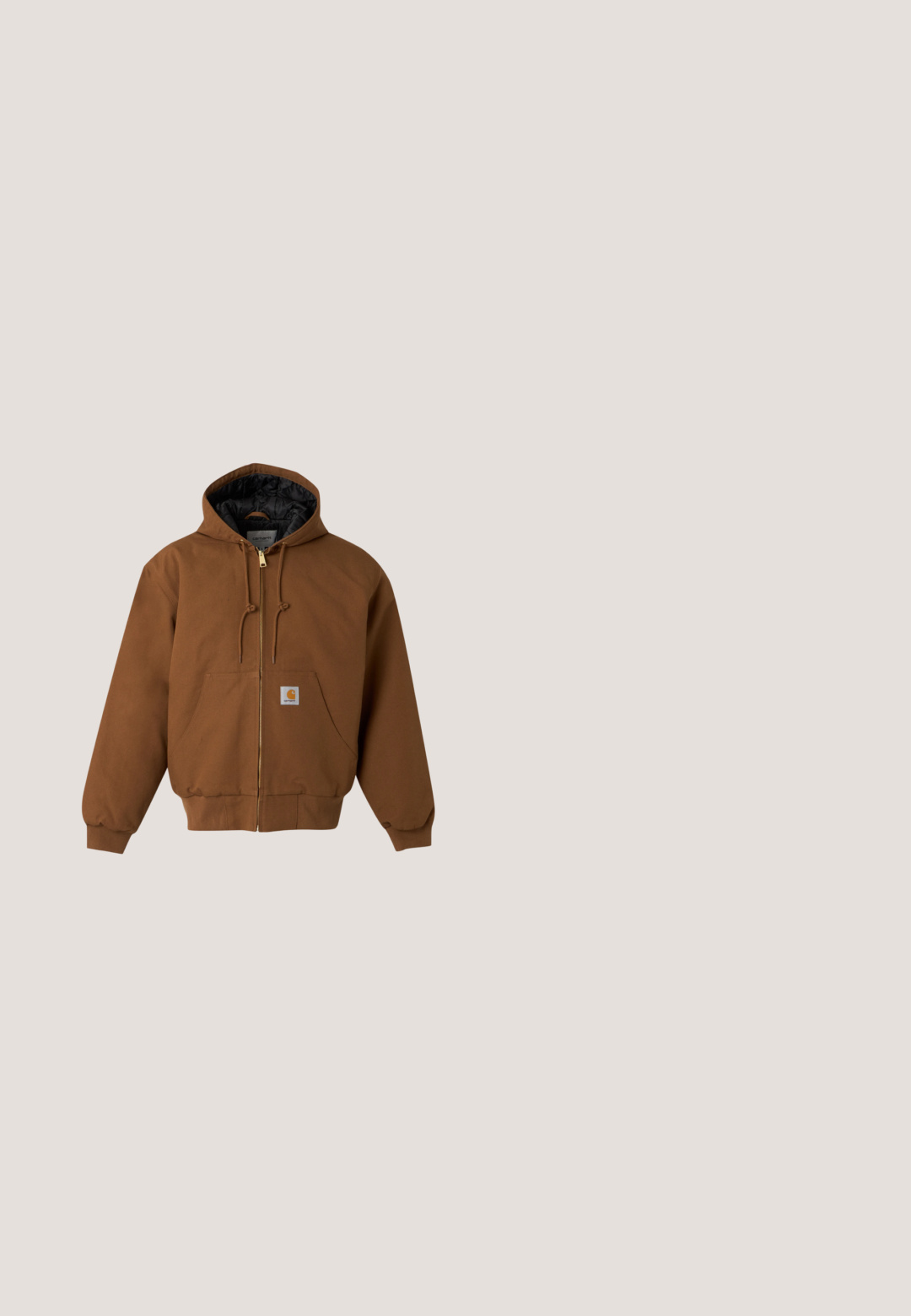 Bruine capuchonvest met ritssluiting, voorzakken, capuchon met trekkoord en klein Carhartt-logo op de zak.; Beige lange mouwen gebreide trui met geribde kraag, manchetten en zoom, met een klein subtiel logo op de linkerborst.; Beige oversized katoenen T-shirt met korte mouwen, ronde hals en subtiel reliëflogo op de borst, getoond tegen een neutrale achtergrond.; Tan denim jeans met een rechte pijpontwerp, voorzien van een rits, riemlussen en contrasterende stiksels. Geen opvallende patronen of hardwaredetails.; Bruine leren hoge laarzen met metalen oogjes, bruine accenten, een chunky rubberen zool en een geribbelde middenzool voor grip.; Bruin stoffen schoudertas met twee ritsvakjes, verstelbare banden en een logo-patch aan de voorkant. Glad textuur, rechthoekige vorm.