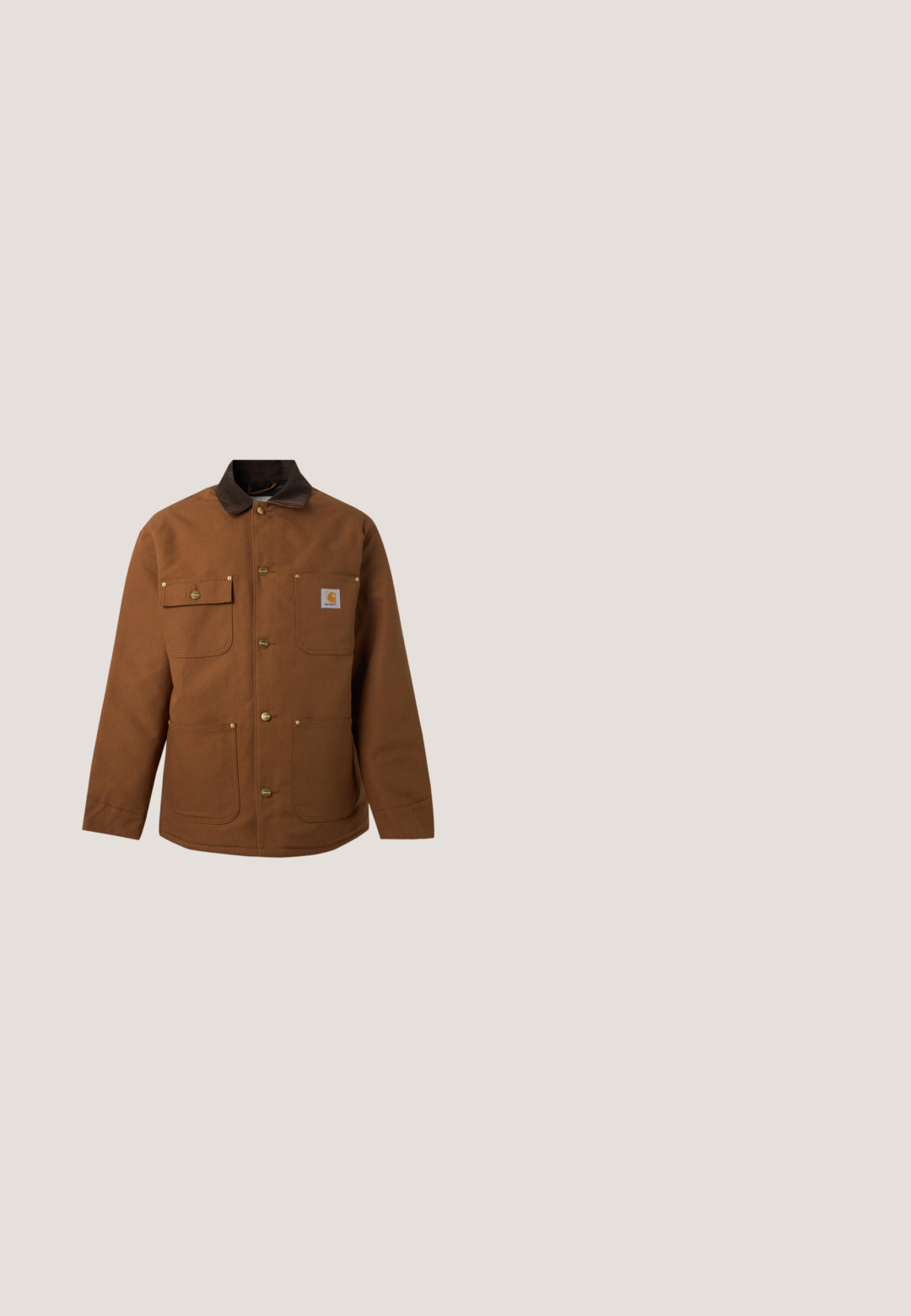 Bruine werkjas met een donkere kraag, vier voorzakken, metalen drukkers en een klein merklogo-patch op de borstzak.; Blauw chambray overhemd met lange mouwen, knoopsluiting aan de voorkant en twee borstzakken, plat gelegd op een witte achtergrond.; Beige wijde broek van katoen. Heeft een hoge taille, twee zijzakken met een vlak design en een enkele knoopsluiting.; Bruine leren enkelboot met een ronde neus, stevige zool, hardware in goudkleur en een gestructureerde bovenkant. Inclusief een merklabel dat is bevestigd.; Groene stoffen schoudertas met bruine leren accenten, een voorflap, een verstelbare schouderriem en een ritssluiting aan de bovenkant. Voorzien van gouden hardware.; Gebreide bruine leren riem met koperen gesp en leren uiteinde, opgerold op een witte achtergrond.
