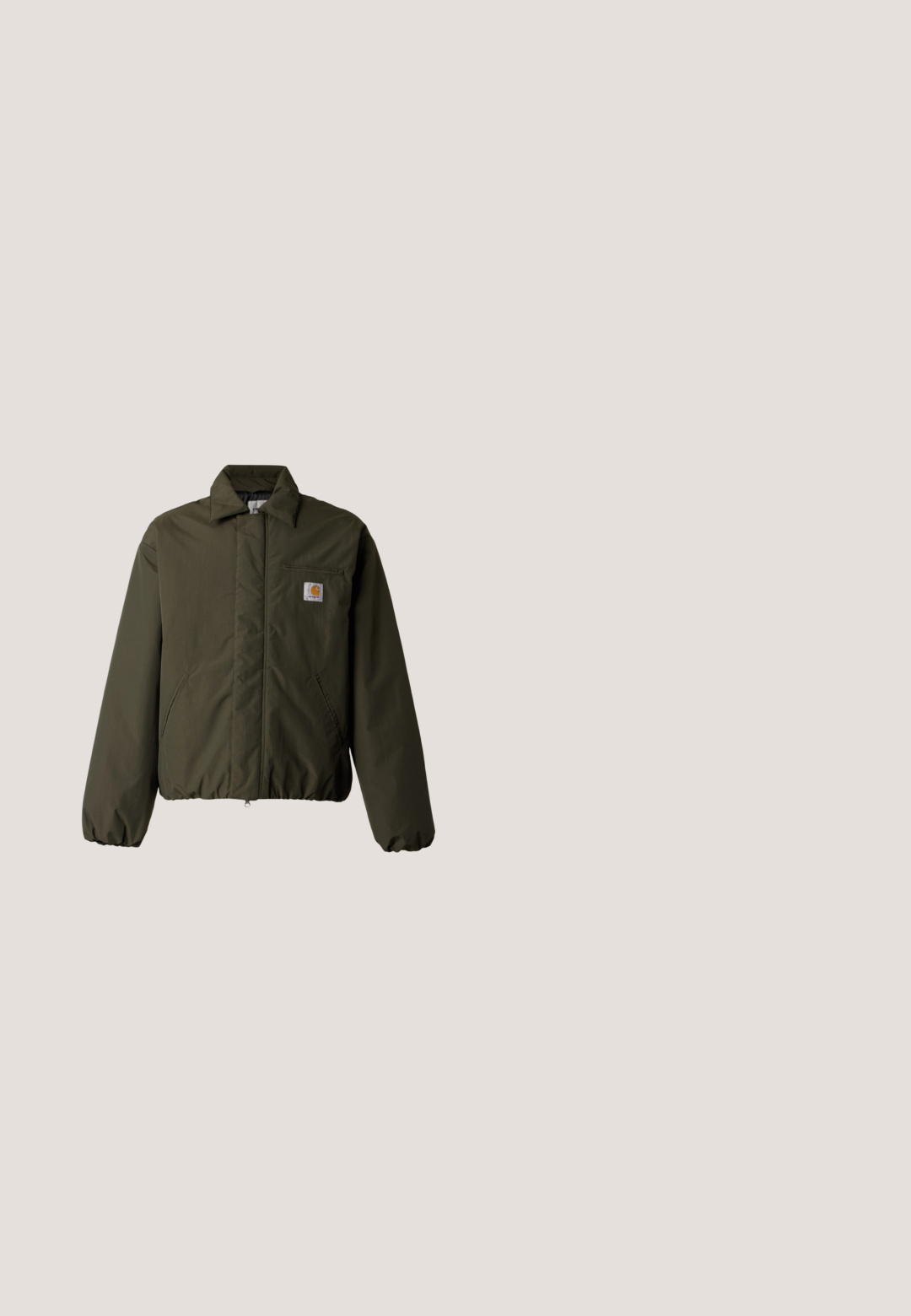 Olivovo zelená prešívaná bunda s golierom, dvoma prednými vreckami, elastickými manžetami a malou nášivkou s logom Carhartt na náprsnom vrecku.; Biely dlhý rukáv polokošeľa s dvoma gombíkmi a rebrovanými manžetami, s jemne vyšívaným logom na hrudi.; Čierne bavlnené tričko s krátkymi rukávmi a okrúhlym výstrihom, s malou farebnou nálepkou na ľavej hrudi s nápisom "SUPERIOR."; Čierne nohavice vyrobené z hladkej látky, s gombíkovým zapínaním, rovného strihu a s dvoma prednými záhybmi pre pridanie detailu.; Čierne slip-on vysoké tenisky s elastickými bočnými panelmi a textúrovanou gumovou podrážkou na bielom pozadí.; Čierne slnečné okuliare s zakriveným rámom a tmavými šošovkami. Majú matný povrch a na boku je uvedené meno značky "ARNETTE".