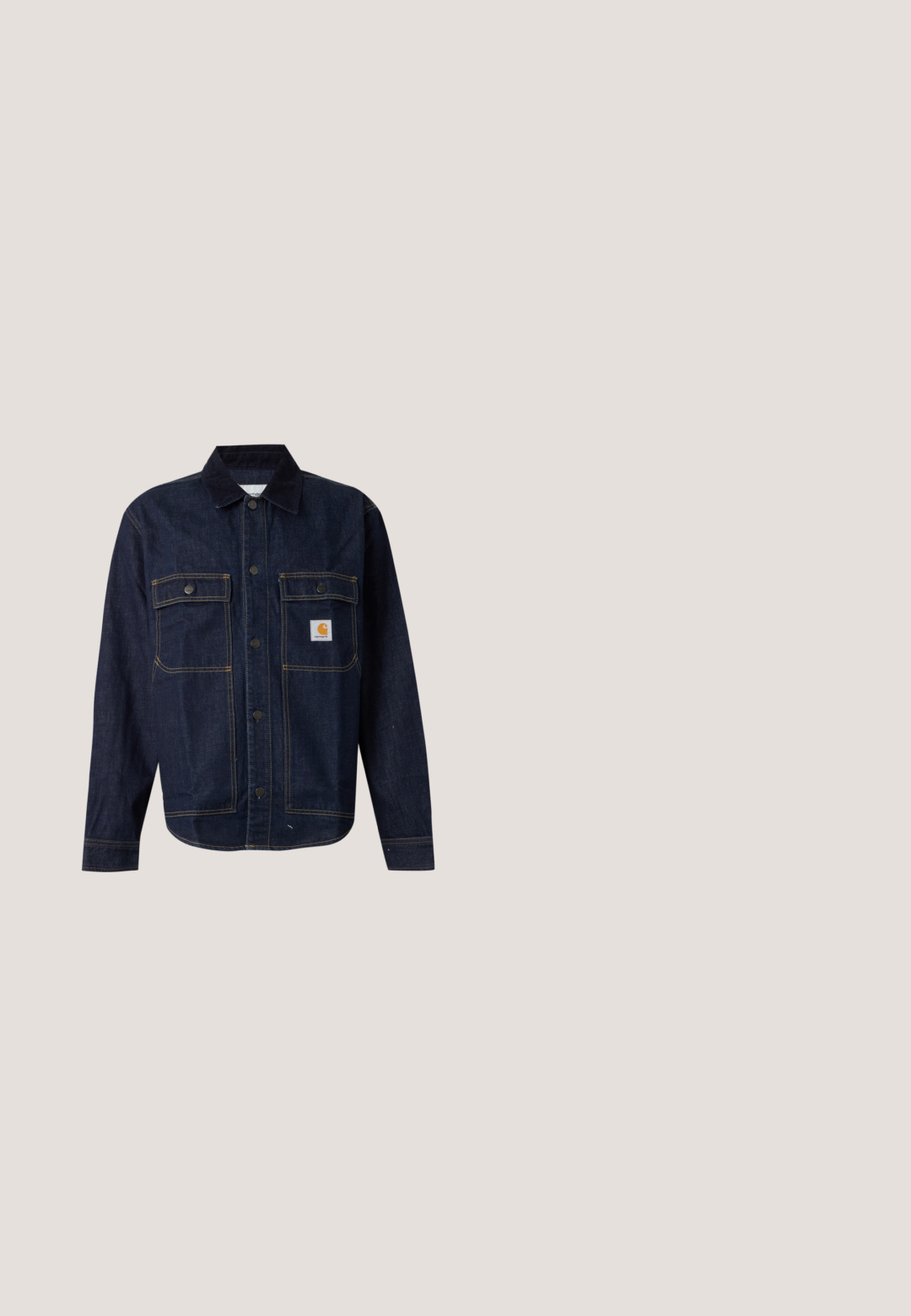 Donkerblauwe spijkerjas met knoopsluiting, twee borstzakken met klep en knopen en een klein geel logo-patch op de rechterzak.; Wit katoenen T-shirt met korte mouwen, ronde hals en een subtiel "Levi's" logo in een lichte kleur op de voorkant gedrukt.; Donkerblauwe spijkerbroek met een rechte pasvorm, vijf zakken, koperen klinknagels, gele stiksels en een duidelijke textuur in de stof.; JOOP! KLEITOS - Lage laarzen - downtown brown; Vierkante sjaal met diagonale strepen in bruin, donkerblauw en wit, gevouwen tot een driehoek met een holle middenruimte.; Gebreide bruine leren riem met koperen gesp en leren uiteinde, opgerold op een witte achtergrond.