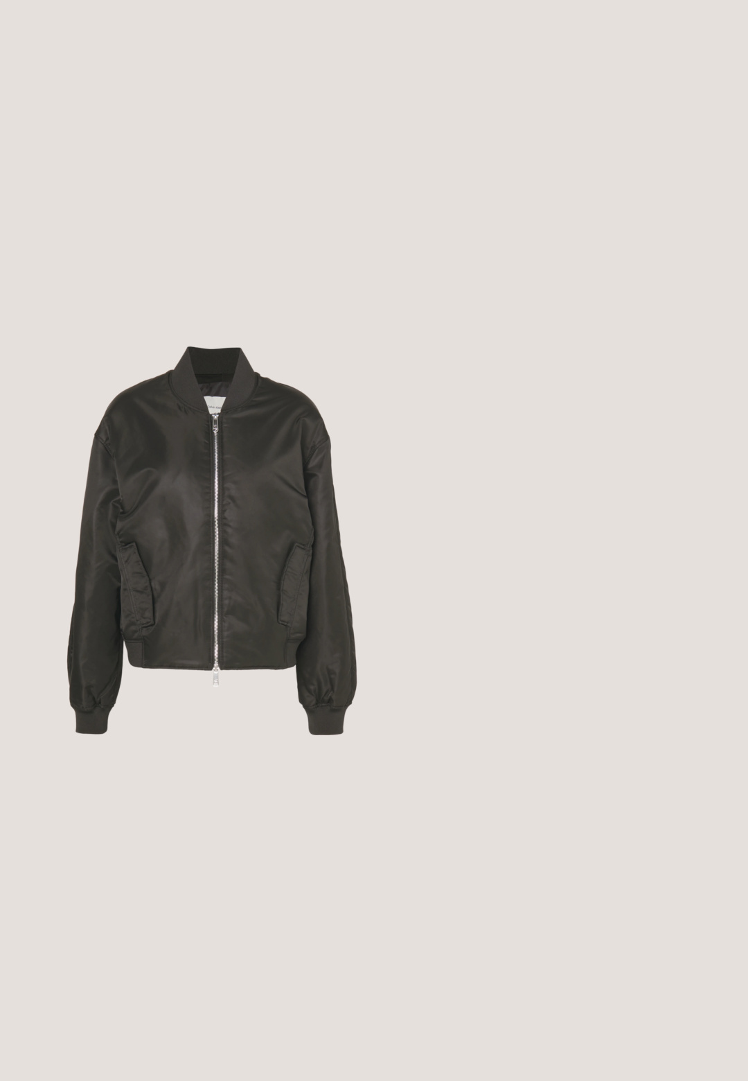 Chaqueta bomber negra hecha de un tejido brillante y suave. Cuenta con un cierre frontal, dos bolsillos laterales y puños y cuello acanalados.; Camiseta deportiva negra de manga corta, con escote redondo y un logo blanco en el pecho. Textura suave y forma ajustada.; Pantalones de chándal negros ajustados con cintura elástica y cordón, con detalles de costura en el frente y un ajuste relajado.; Zapatilla blanca de corte bajo con suela gruesa, cierre de cordones frontal y parte superior de cuero liso, mostrada de perfil sobre fondo blanco.; Bolso bandolera rectangular negro con correa ajustable, textura de cuero granulada y herrajes de tono plateado sobre un fondo blanco.; Reloj plateado con una correa de malla texturizada, esfera redonda de madreperla blanca con 12 marcadores similares a diamantes y un diseño minimalista.