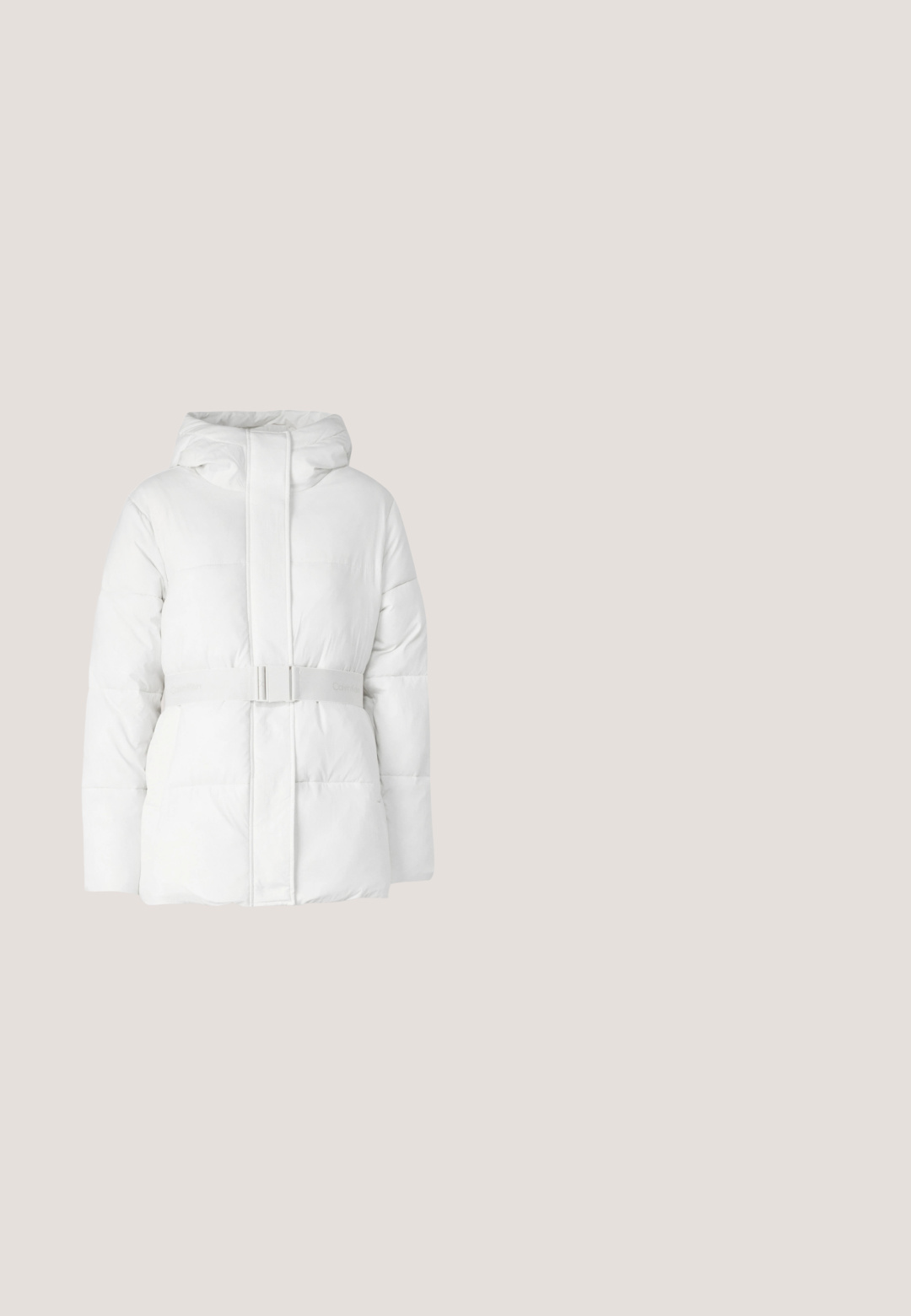 Chaqueta tipo plumón blanca con capucha, que cuenta con una cintura ajustada mediante un cinturón, cierre a presión y textura acolchada. La tela parece ligera con un acabado suave.; Sudadera de manga larga de color rosa claro con logo triangular bordeado en rojo con el texto "GUESS U.S.A." y un signo de interrogación rojo en el centro.; Pantalones cargo de denim azul con un ajuste relajado, que cuentan con dos bolsillos laterales, costuras reforzadas y un diseño de pierna recta.; Zapatilla de lona blanca con suela gruesa y logotipo metálico triangular, mostrada flotando sobre suelo de tablones de madera y grava pequeña.; Bolso de mano verde oliva con un acabado texturizado, ribete negro y herrajes dorados. Cuenta con una correa para el hombro y un acento de logo triangular.; Pendientes plateados en forma de corazón con tres corazones en cascada, adornados con brillantes piedras de imitación. Superficie reflectante con nombre de la marca grabado.