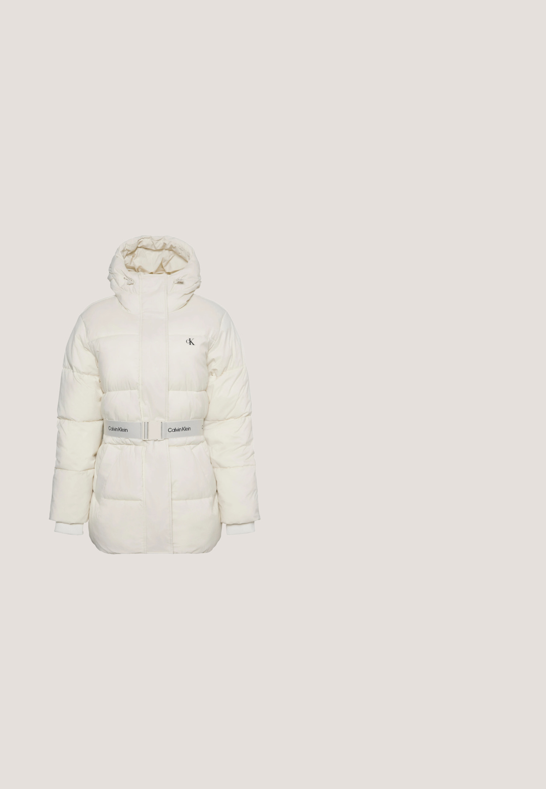 Witte gewatteerde winterjas met capuchon, ritssluiting aan de voorkant, verstelbare tailleceintuur met Calvin Klein-logo en klein logo op de borst.; Grijze wollen cardigan met knopen, geribbelde manchetten en zoom. Ronde halslijn, zachte textuur, slimfit ontwerp. Geen zichtbare patronen of accenten.; Witte katoenen t-shirt met een ronde halslijn en korte mouwen. Bevat grijze tekst "Calvin Klein Since 1968" centraal aan de voorkant.; Blauwe high-waisted straight-leg jeans met een knoop en rits aan de voorkant, riemlussen en zakken, weergegeven op een effen witte achtergrond.; Witte Calvin Klein sneaker met zwarte binnenvoering en witte veters zweeft boven een betegeld houten en grindoppervlak buiten.; Witte schoudertas in halve maanvorm met verstelbare band en zwart "cK" logo nabij het midden onderaan op een effen achtergrond.