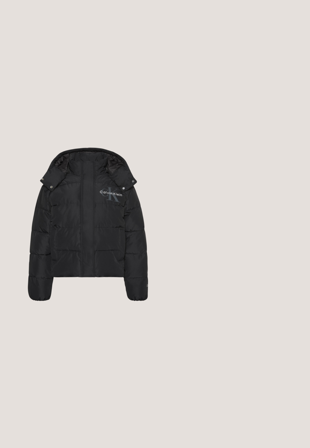 Chaqueta acolchada negra con cuello alto, capucha con botones a presión y logo de Calvin Klein en el pecho y la manga.; Camiseta negra de manga corta con cuello redondo y un logo plateado de Calvin Klein centrado en el frente.; Vaqueros de mezclilla gris oscuro con pierna recta, bolsillos delanteros, trabillas para cinturón, botón y cierre de cremallera.; Bota de tobillo de cuero negro mate con suela gruesa y dentada, suspendida sobre baldosas de madera cuadradas y pequeñas piedras grises al aire libre.; Bolso de hombro negro de nylon con correas largas, laterales con cordón y una chapa frontal con el logotipo en relieve de Calvin Klein.; Calvin Klein SPIRAL - Pulsera - silver-coloured