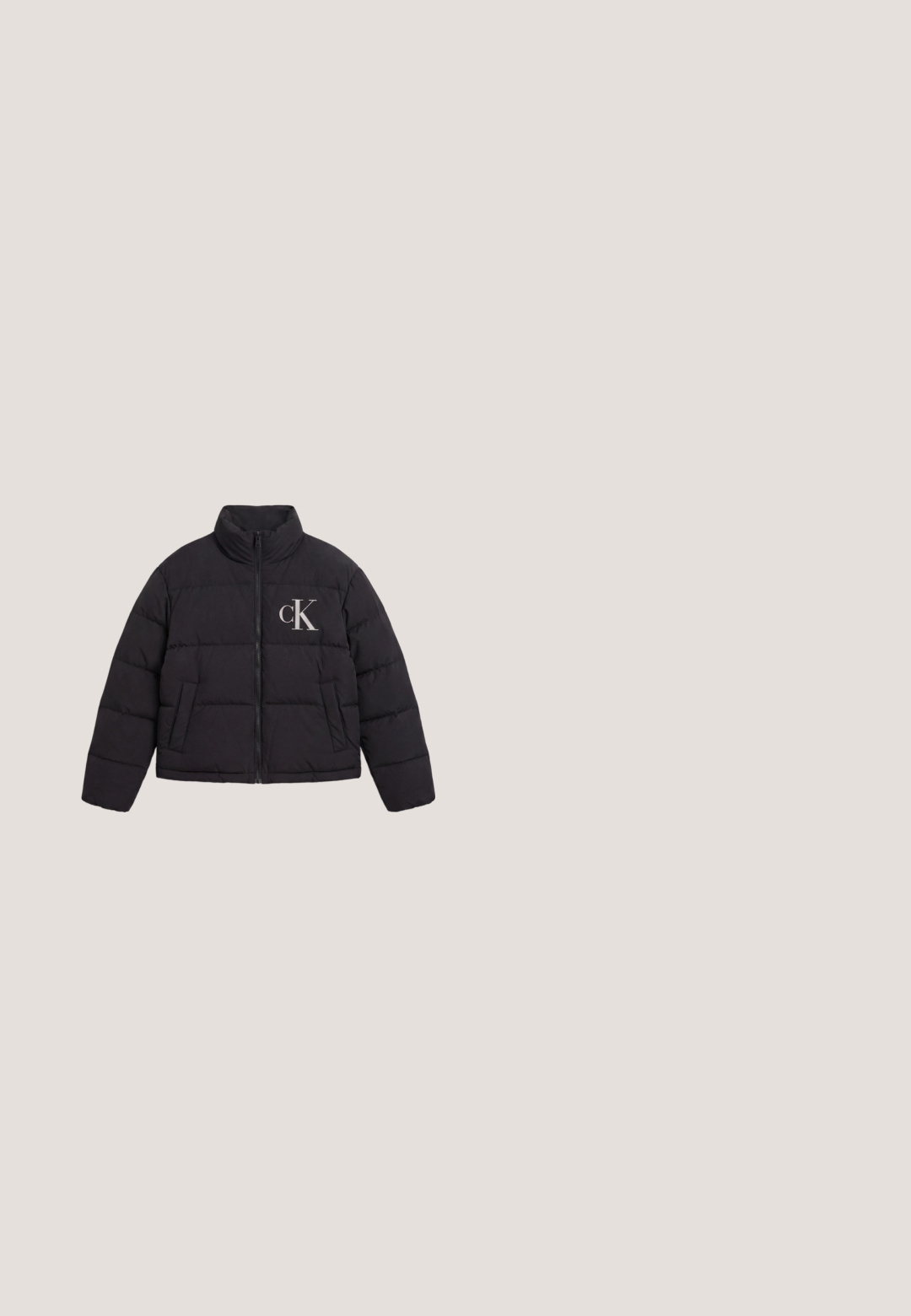 Sort dunjakke med frontlynlås, to sidelommer, høj krave og hvidt "cK" logo på venstre bryst.; Sort sweatshirt lavet af blødt materiale, med rund hals, ribbede manchetter og et lille CK-logo på brystet. Simpelt, minimalistisk design.; Sorte denimjeans med lige ben, der har knappelukning og lynlås, fem lommer og en lille logomærkat på taljen.; Sorte ruskindsankelstøvler med tyk platåsål, elastisk siderem, trækhætte og mærkelogo på ydersiden.; Sort rektangulær mulepose med to lange håndtag og en frontlap med præget "ck" og "Calvin Klein" logo.; Metalløreringe med et buet design, der har en poleret sølvfinish og tynde sorte accentlinjer. Søm bagtil til fastgørelse.