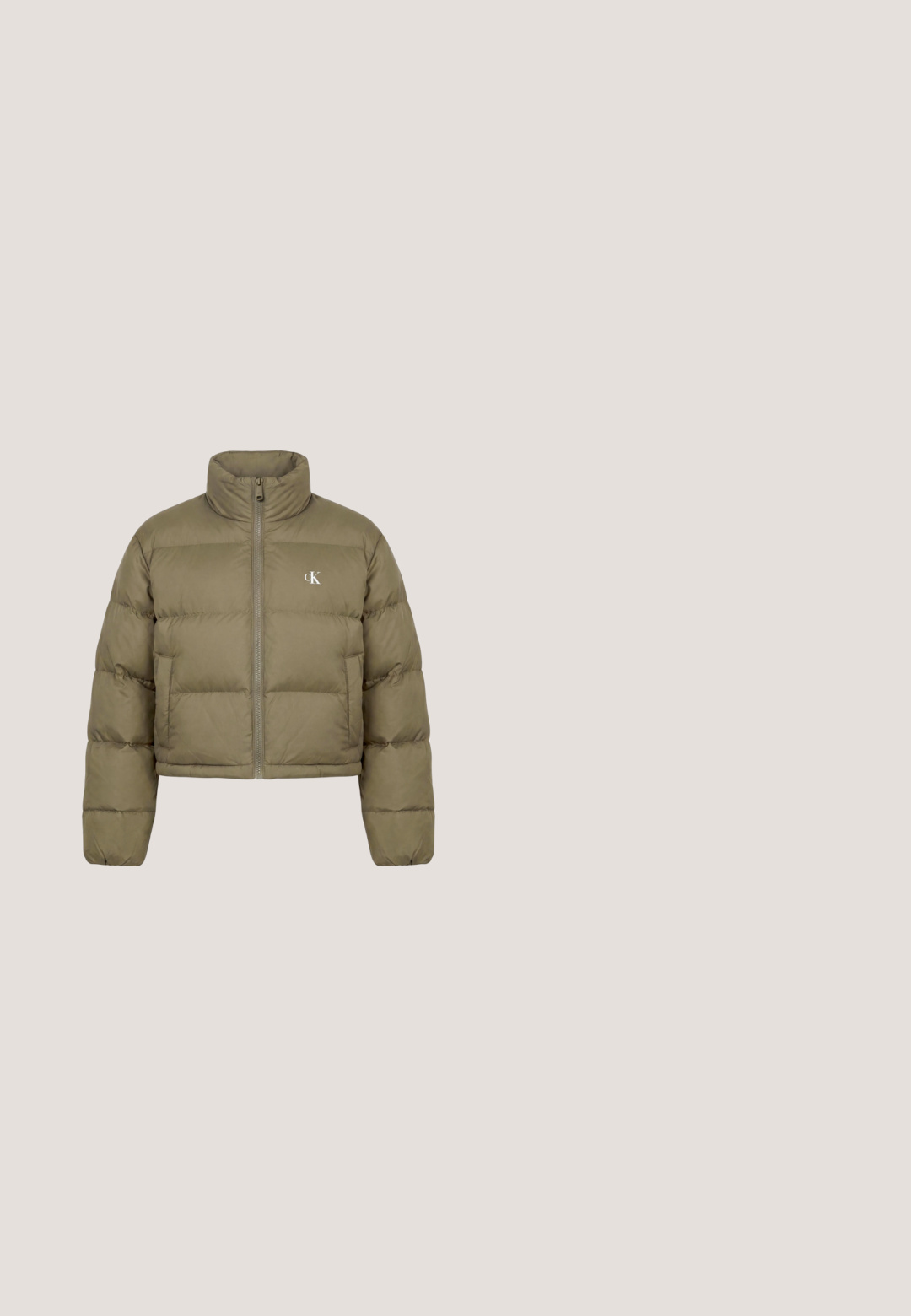 Kurze olivgrüne Steppjacke mit hohem Kragen, Frontreißverschluss, zwei Seitentaschen und kleinem weißen "cK" Logo auf der Brust.; Schwarzes Baumwoll-T-Shirt mit Rundhalsausschnitt und kurzen Ärmeln, auf der Brust mit dem weißen Schriftzug "Calvin Klein Jeans" versehen.; Blaue Jeans mit weitem Bein, vorderer Knopfleiste und Reißverschluss, Gürtelschlaufen und Calvin Klein-Label auf der kleinen Vordertasche.; Schwarze Cord-Sneaker mit einer weißen Gummisohle. Besitzt eine runde Zehenpartie, eine Schnürung an der Vorderseite und ein minimalistisches Logo-Detail an der Seite.; Schwarze Lederhandtasche mit silbernem "cK" Logo vorne, mit kurzem Griff und längerem verstellbarem Schulterriemen.; Silberner Metallarmreif mit einem Doppel-Schleifen-Design, glatter, glänzender Oberfläche und einem minimalistischen geometrischen Akzent.