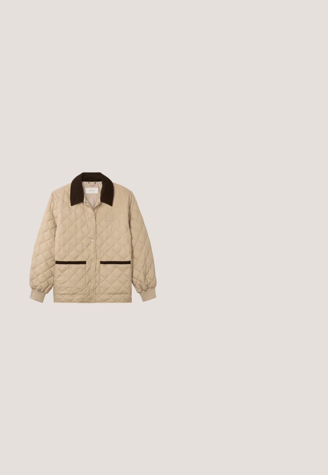 Beige quiltet jakke med mørkebrun krave og lommekanter, trykknaplukning foran og elastiske manchetter ved ærmerne.; Lysegrå langærmet rullekravetrøje med et lille rødt og sort "ck" logo centreret på brystet.; Brune cargo-bukser med brede ben, flere sidelommer, høj talje og robust bomuldsstof med en glat textured.; Beige suedeklums med en tekstureret overdel, justerbar rem og en solid gummisål med en skridsikker mønster.; Kremet taske i imiteret shearling med en buet form, brune læderdetaljer og en lås i guldfarvet metal med mærkenavnet.; Par af skinnende guldfarvede hoop-øreringe med snoet, flettet design på en enkel hvid baggrund.