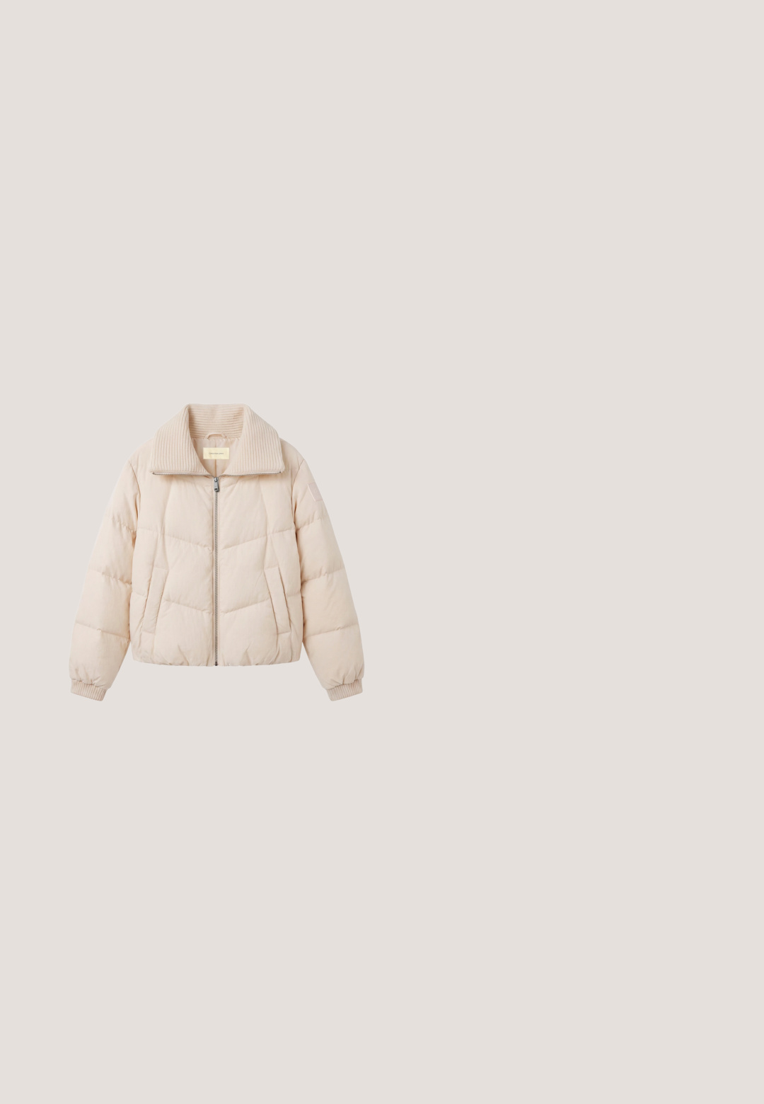 Beige doorgestikte jas met volledige ritssluiting aan de voorkant, geribde brede kraag en manchetten en zijzakken.; Khaki bruine gebreide cardigan met een ronde hals, knoopsluiting aan de voorkant en ribbelmanchetten. Heeft een textuurpatroon en een ontspannen pasvorm.; Beige geribbelde mouwloze tanktop met ronde halslijn en een klein geborduurd Calvin Klein-logo middenvoor.; Roomkleurige joggingbroek van zachte stof, met een elastische tailleband en aantrekkoorden, en taps toelopende pijpen. Geen zichtbare patronen of versieringen.; Lage pastelroze sneaker met vetersluiting aan de voorkant, witte plateauzool en klein metalen logo-label aan de zijkant.; Bruine tote bag met lange handvatten, voorzien van een ruitpatroon. Inclusief een bijpassend bruin ritszakje. Gemaakt van een glad materiaal.