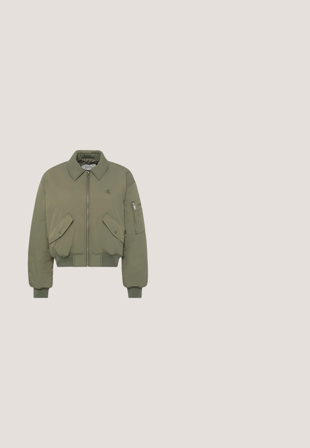 Chaqueta bomber corta de color verde oliva con cremallera frontal, dos bolsillos con solapa, puños y bajo acanalados, y pequeño logo en el pecho y en el bolsillo con cremallera de la manga.; Top recortado de manga larga en verde oliva claro, hecho de una suave tela elástica, con un cuello alto y un logo de Calvin Klein en el cuello.; Pantalones cargo verde oliva con cintura elástica ajustable y piernas taperadas, además de un bolsillo lateral de parche. Tela suave con un acabado mate.; Zapatilla de piel beige con punta redonda, suela de plataforma blanca y cordones marrones. Presenta un pequeño logo en el lateral. Diseño minimalista.; Bolso de hombro verde oliva con correa ajustable y un patrón geométrico repetitivo de lazos entrelazados.; Par de pendientes de aro con acabado dorado brillante sobre fondo blanco liso, con diseño entrelazado y torsionado.