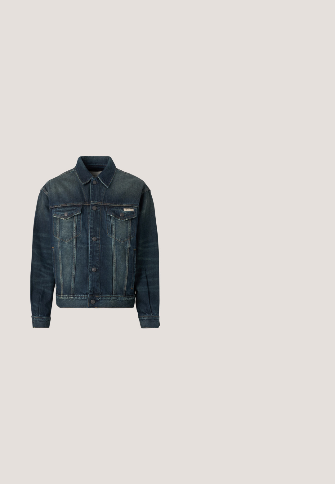 Veste en denim bleu foncé avec un léger dégradé. Elle comprend deux poches poitrine, une fermeture à boutons et un col classique. Tissu texturé.; Chemise en denim bleu clair avec des manches longues, un col pointu et une fermeture à boutons. Présente un petit logo rouge sur le côté gauche de la poitrine.; Jean en denim bleu avec une coupe slim, présentant des patchs usés et des bords effilochés. Comprend cinq poches et une fermeture à bouton.; Bottine en cuir marron à lacets, avec un col rembourré, des coutures contrastées et une semelle robuste, vue de l'extérieur sur un fond blanc.; Écharpe bordeaux en tissu léger, ornée de motifs paisley blancs et d'une bordure décorative. Forme triangulaire avec une étiquette.; Ceinture en cuir brun foncé enroulée avec une boucle en métal argenté rectangulaire gravée "PME Legend."