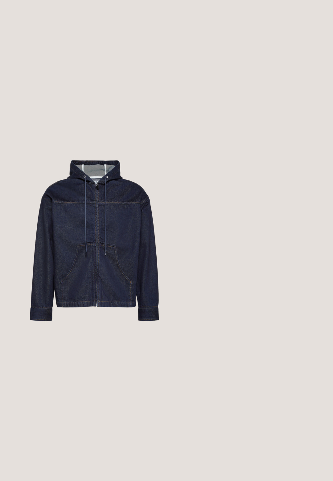 Dunkelblaue Jeansjacke mit Kapuze, vorderem Reißverschluss, Kordelzügen und zwei Vordertaschen. Kontrastnähte und lange Ärmel.; Cremefarbenes Strickpullover mit grober Textur, rundem Ausschnitt und überschnittenen Schultern. Mit einem kleinen braunen gestickten Logo auf der Brust.; Marineblaue kurzärmlige T-Shirt mit großem weißem "cK" und "Calvin Klein Jeans" Logo, zentriert auf der Vorderseite.; Hellblaue Slim-Fit-Jeans mit Frontknopf, Reißverschluss und Fünf-Taschen-Design, präsentiert vor weißem Hintergrund.; Beige Wildleder-Ankle Boots mit schwarzer Gummisohle, Schnürdesign und kleinem, seitlich eingeprägtem Logo, ausgestattet mit einer Zuglasche am Hinterkopf.; Kleine graue Umhängetasche mit gewebter Textur, Reißverschluss, verstellbarem Tragegurt und "Calvin Klein"-Logo auf der Vorderseite.