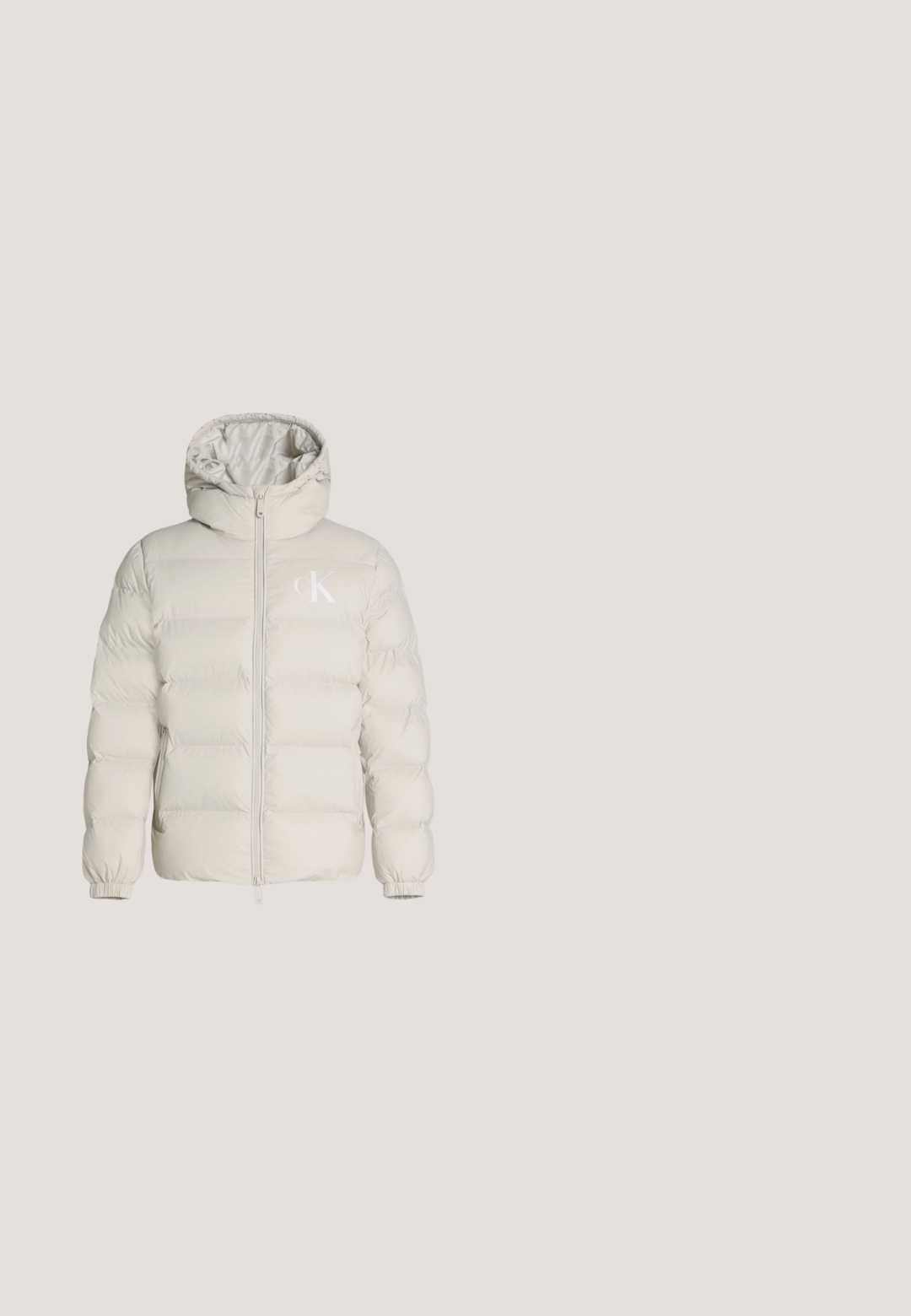 Hellbeige gesteppte Jacke mit Kapuze, Frontreißverschluss, elastischen Bündchen und kleinem weißen CK-Logo auf der linken Brustseite.; Weißes Sweatshirt mit langen Ärmeln, Rundhalsausschnitt und gerippten Bündchen. Verfügt über ein kleines Logo in Rot und Beige im Bereich der linken Brust. Glatte Textur.; Beige kurzärmeliges Baumwoll-T-Shirt mit rundem Ausschnitt und kleinem weißem "cK"-Logo auf der linken Brust.; Hellblaue Denim-Jeans mit geradem Schnitt und leicht ausgestelltem Bein. Verfügt über fünf Taschen, einen Knopfverschluss und dezente Waschungseffekte.; Beige Wildleder-Ankle Boots mit schwarzer Gummisohle, Schnürdesign und kleinem, seitlich eingeprägtem Logo, ausgestattet mit einer Zuglasche am Hinterkopf.; Braune Umhängetasche mit schwarzem Riemen, dezentem Muster, Reißverschlusstasche vorne und kleinem rechteckigem Markenetikett.