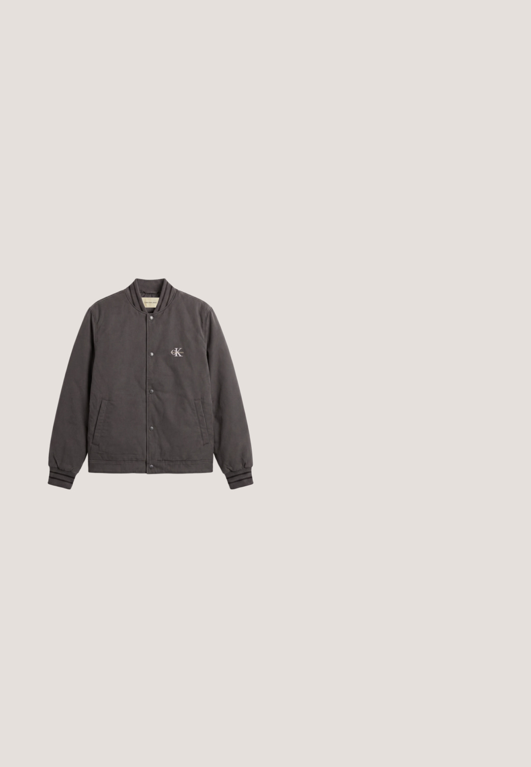 Donkergrijs bomberjack met knopen, geribbelde kraag en manchetten, twee voorzakken en een klein Calvin Klein-logo op de linkerborst.; Paarse gebreide trui met lange mouwen, ronde hals, geribbelde zoom en manchetten, en een klein CK-logo op de borst. Gladde textuur.; Gestreepte short-sleeve t-shirt met bruine en crèmekleurige horizontale strepen, ronde halslijn met bruine afwerking, en een klein geborduurd logo op de borst.; Lichtblauwe denim jeans met een rechte pasvorm, vijf zakken en subtiele vervaging. Voorzien van een knoopsluiting en riemlussen.; Zwarte leren enkelboots met een ronde neus, vetersluiting en robuuste rubberen zool. Gladde textuur met een bevestigingslus aan de achterkant.; Zwarte Calvin Klein schoudertas met klep, verstelbare riem en klein gouden logo aan de voorkant, tegen een effen witte achtergrond.