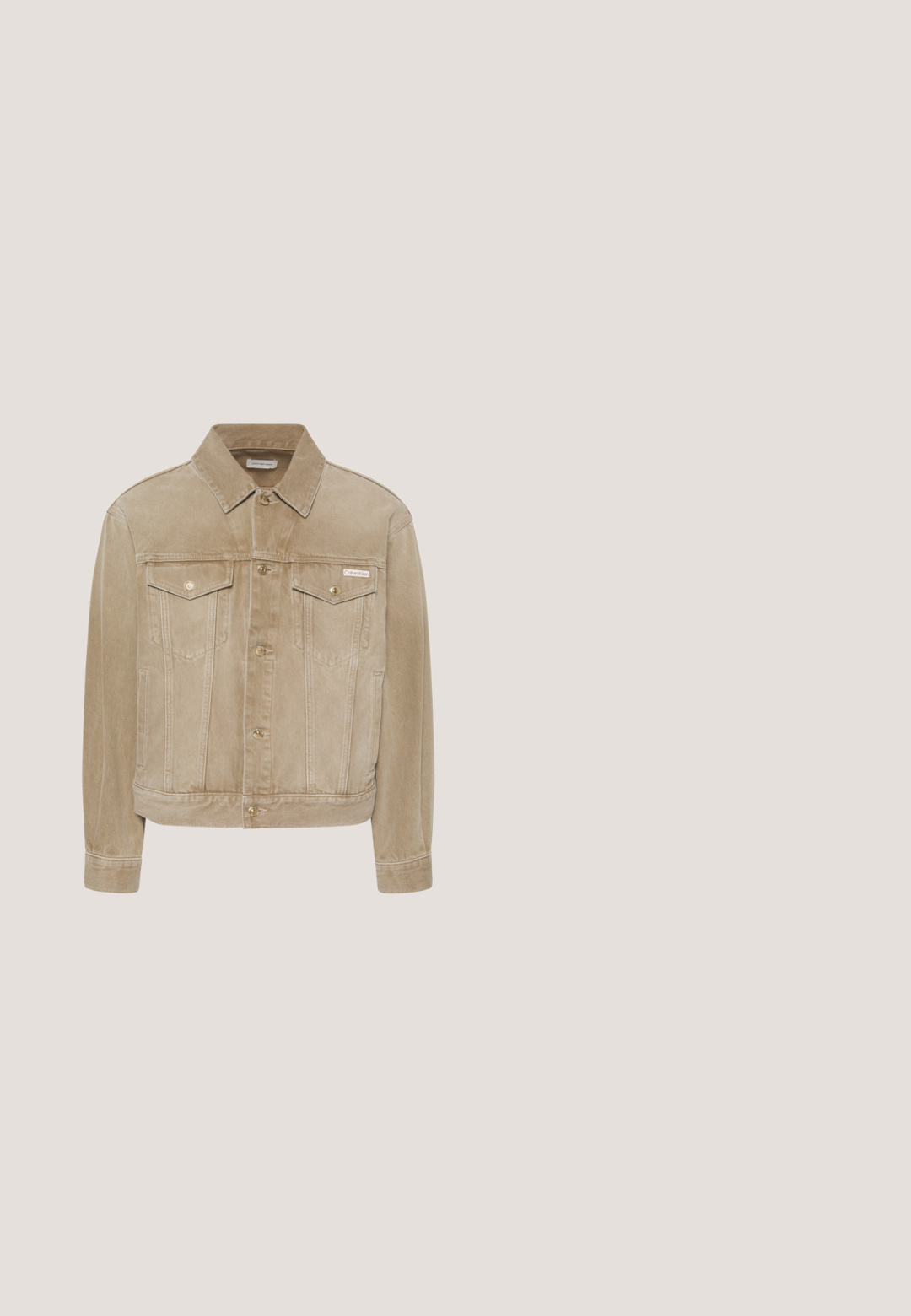 Beige spijkerjasje met knoopsluiting, twee borstzakken met kleppen, lange mouwen, kraag en klein Calvin Klein-label op de borstzak.; Lichtblauw denim overhemd met lange mouwen, puntkraag, twee borstzakken met kleppen en witte drukknoopjes aan de voorkant.; Lichtblauwe denim jeans met een hoge taille, wijde benen en opvallende scheuren bij de knieën. Heeft rafelige randen en subtiele vervaging.; Bruine leren en stoffen herenschoenen met enkelhoogte, veters, stikdetails, lage hak en merklogo aan de zijkant.; Roodbruine stof met ingewikkelde witte paisley patronen, krullen en bloemaccenten, met een zachte, gestructureerde afwerking.; Bruine leren riem met structuur en zilverkleurige rechthoekige metalen gesp, opgerold op een witte achtergrond.