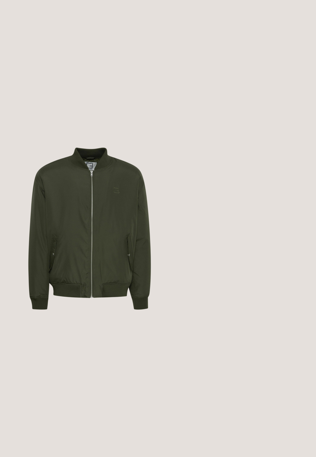 Oliven grøn bomberjakke med ståkrave, fuld frontlynlås, to sidelommer, ribbede manchetter og kant, glat stofstruktur, minimalistisk design.; Cremefarvet sweatshirt med ribbet rund hals og manchetter. Har lille, gul "Original Studio" broderi på brystet. Blød tekstur.; Hvid bomulds t-shirt med korte ærmer og rund halsudskæring. Stoffet ser glat ud uden mønstre eller synlig hardware.; Herre beige bukser med lige ben, bæltestropper, knaplukning og sidelommer, vist fladt på en hvid baggrund.; Hvid lavtop sneaker med snørelukning foran, teksturerede sidepaneler og tyk sål på neutral baggrund.; Beige lærredstaske med to håndtag og en forlommer, "LES DEUX" broderet på lommen.