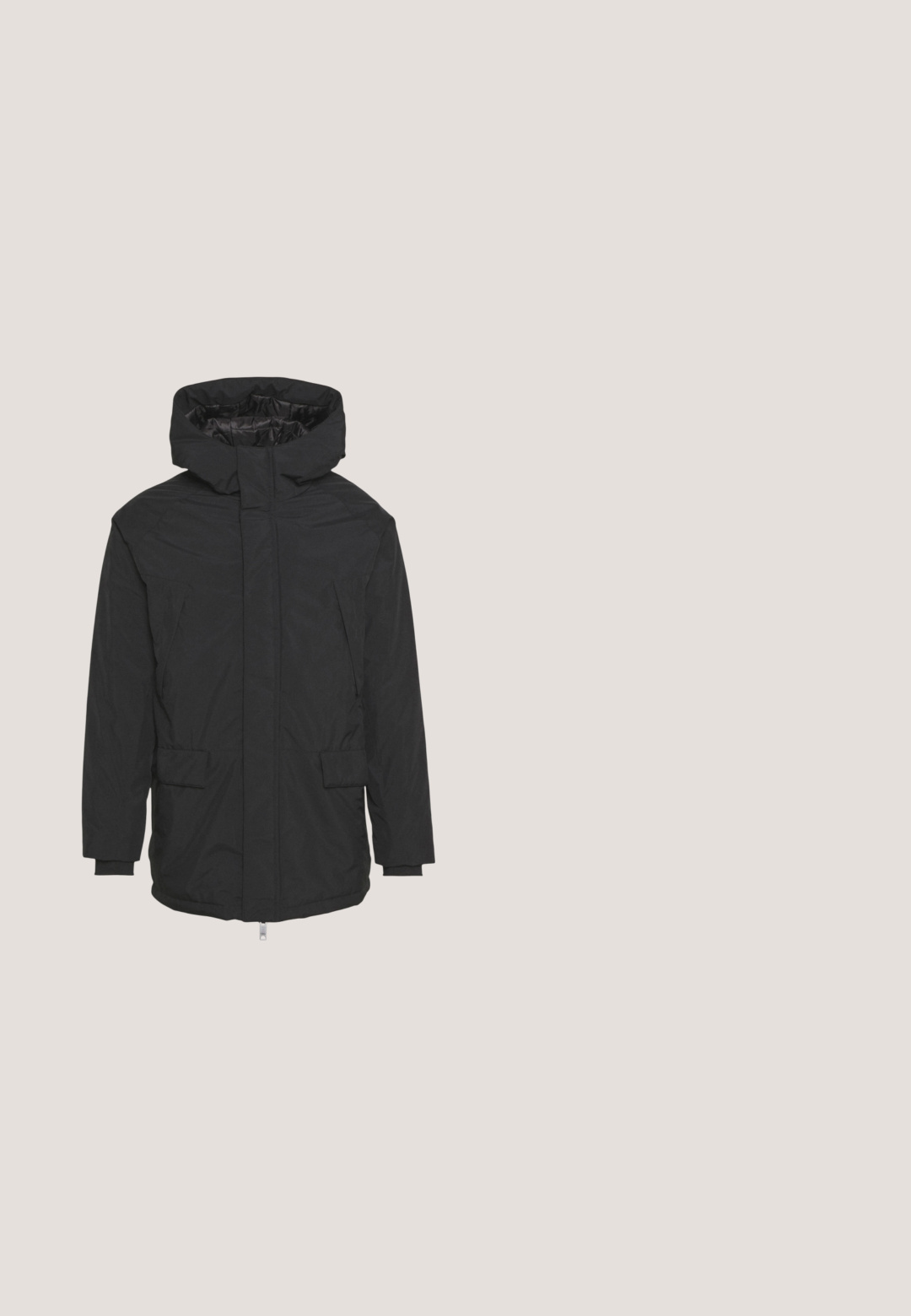Zwarte hoodiejack gemaakt van waterafstotende stof. Voorzien van een voorkant rits, twee voorkantzakken en elastische manchetten voor een snug fit.; Gebreide trui in marineblauw en witte gradient, met een ronde halslijn, lange mouwen en een gestructureerd patroon met geribbelde boord.; Groene katoenen t-shirt met korte mouwen, ronde hals en een borstzakje. Heeft minimale stiksels en een gladde, zachte textuur.; Zwarte cargobroek met elastische tailleband, verstelbare trekkoord, zijvakken met klep en elastische manchetten bij de enkels, weergegeven op een witte achtergrond.; Zwarte leren sneaker met een glad oppervlak, ronde neus, witte rubberen zool en een vetersluiting met zes oogjes. Subtiele logo-detail aan de zijkant.; Kleine zwarte Guess crossbodytas met een gestructureerd oppervlak, voorvak met ritssluiting, zilveren ritsen en verstelbare stoffen riem.