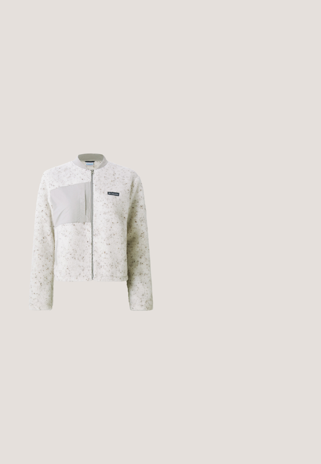 Witte fleece jacket met een gladde grijze paneel aan de linkerzijde, ritsluiting en geribbelde kraag. Gestructureerd oppervlak met subtiele spikkels.; Lichtblauw T-shirt met korte mouwen met twee grote blauwe bloemen gedrukt, een bij de bovenkant van de rechterschouder en een bij de onderkant aan de linkerzijde.; Vans CINCHED CHECK - Baggy jeans - light stonewash; Lage sneaker met pastelgroene, lichtblauwe en witte panelen, muntgroene veters en een beige zool, weergegeven in de lucht boven een stenen oppervlak.; Denim draagtas in lichtblauw met een subtiele luipaardprint, voorzien van twee stevige handvatten en een voorvak met een logo. Zachte textuur.; Zilveren armband met verbonden ovale elementen, voorzien van een decoratieve hanger en een sluiting. Gladde textuur met een reflecterend oppervlak.