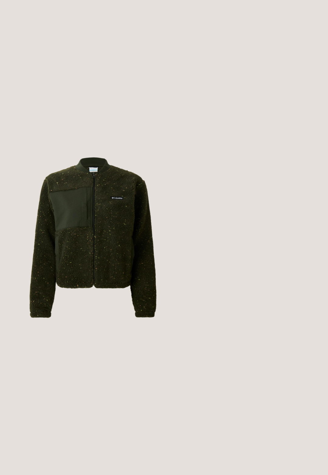Chaqueta de forro polar verde con cierre de cremallera en la parte delantera, cuello acanalado y un acabado texturizado, con un parche de tela plana y un logo en el pecho.; Camiseta verde de manga corta con cuello redondo y pequeño parche con el logo rojo de Levi’s en el pecho izquierdo.; Vaqueros verdes de pierna ancha hechos de denim. Presentan una cintura alta, piernas rectas, bolsillos frontales y cierre de botón metálico.; Zapatillas de ante verde con acentos blancos, cordones texturizados que presentan detalles en rosa y una suela de goma beige, combinadas con calcetines blancos y pantalones cortos verdes.; Pequeño bolso cruzado rectangular de mezclilla con correa ajustable de color verde oscuro y cierre con cremallera sobre un fondo sencillo.; Dos pendientes simples de aro delgado de plata con un detalle sutil curvado sobre un fondo blanco.