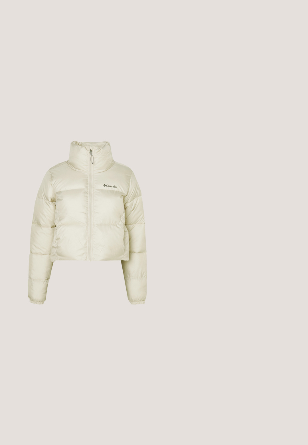 Veste courte en doudoune beige clair, fabriquée en nylon avec une texture lisse, col haut, fermeture éclair pleine longueur et poignets élastiques.; Sweatshirt jaune clair avec des manches longues, un col rond, des poignets côtelés et un petit logo sur la poitrine. Fabriqué à partir d'un tissu doux et texturé.; T-shirt beige cropped en coton, avec des manches courtes, un col rond et un graphique de logo marron sur la poitrine gauche.; Pantalons cargo à jambes larges en tissu beige clair avec une taille élastique, un cordon de serrage et des poches latérales. Texture douce avec un minimum de détails.; Baskets basses avec lacets blancs, accents beiges et motif serpent gris sur les côtés, présentées sur un fond clair uni.; Sac banane en daim marron et toile avec accents à motif animalier, trois poches zippées et sangle réglable sur un fond uni.