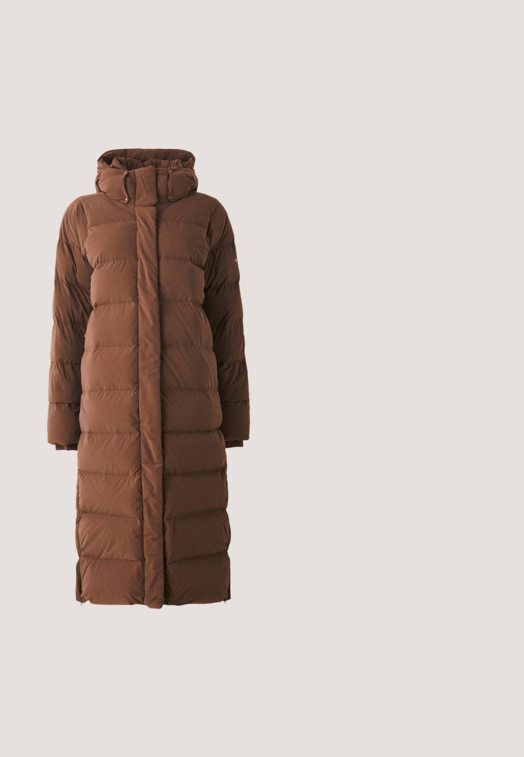 Lang, brun dunjakke med høj krave, quiltede sektioner og lynlås foran. Har sidelommer og et slankt, strømlinet design.; Fleecepullover med høj krave med et flerfarvet zigzag-mønster i rød, blå og creme. Blød tekstur og afslappet pasform.; Langærmet turtleneck top i teal med mørkeblå vandrette striber. Har et lille hvidt og guld logo på brystet. Blødt, strækbart stof.; Beige, lige ben bukser lavet af en bomuldsblanding. Har to forlommer, en knaplukning og synlige sømdetaljer.; Beige og tan vandrestøvler med en tekstureret nubuck-overdel, fleecekrave og en kraftig gummisål. Har metaløjer og snørebånd.; Stor, mørkegrøn quiltet totebag med brede, polstrede håndtag og et lille hvidt logo-tag på frontlommen mod en hvid baggrund.