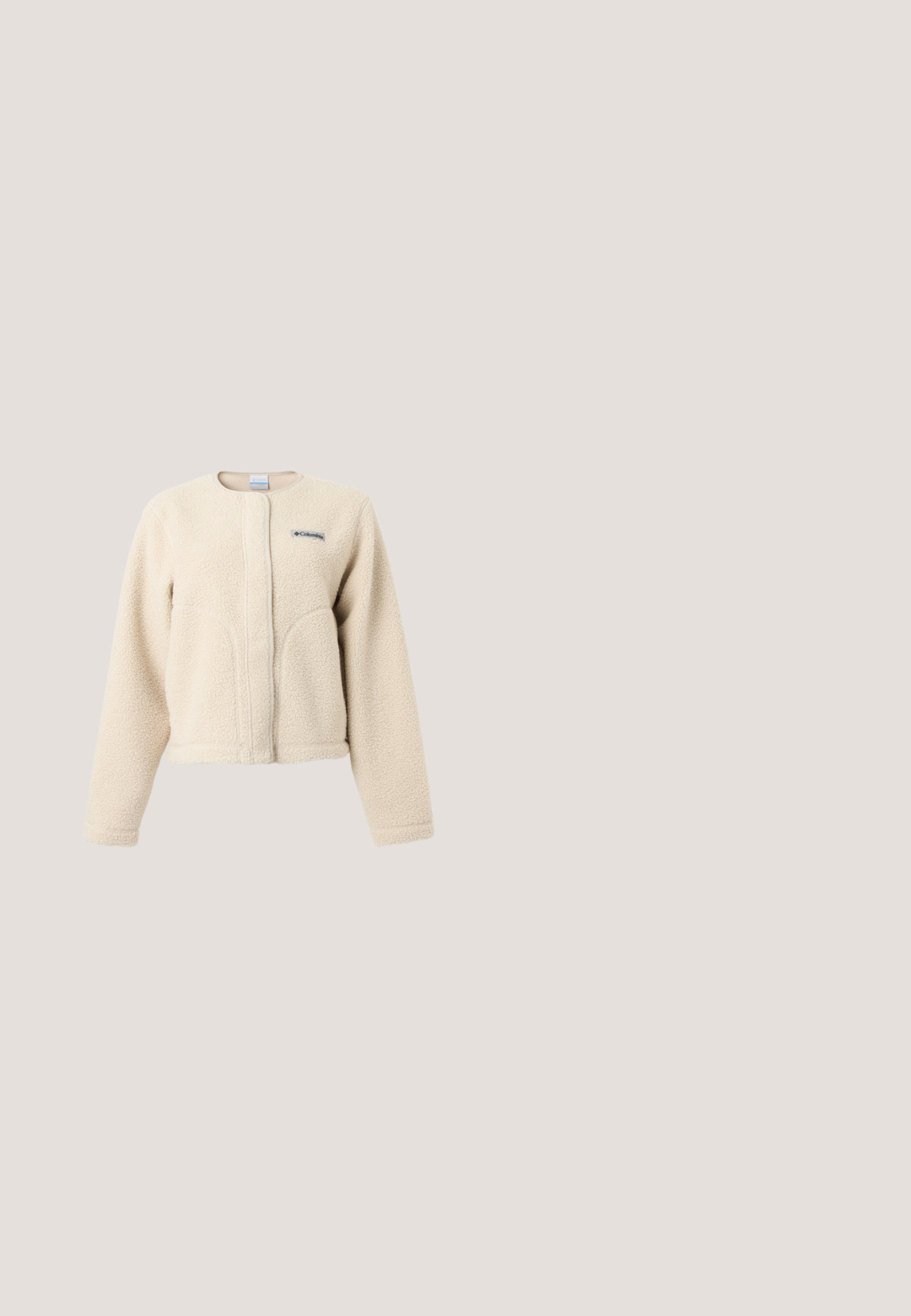 Creamfarvet Columbia fleecejakke med lange ærmer, rund hals, forlommer og logo på venstre bryst.; Lys grå, løs T-shirt med korte ærmer, rund hals og lille rød rektangulær logopatch på øverste venstre bryst.; Høj talje blå denim jeans med bred ben-design, som har fem lommer, en frontknaplukning og syet detaljer langs sømmene.; Sorte kanvas sko med rund tå, gummisål og en spænde rem. Parret med løse, lysegrønne bukser.; Sort håndtaske med rynkede detaljer og et samlet håndtag, hvilende på en tekstureret stensfære mod en beige betonvæg.; Sølv hoop øreringe med en poleret finish, der har en simpel rund form og en post-baglukning for sikker bæring.