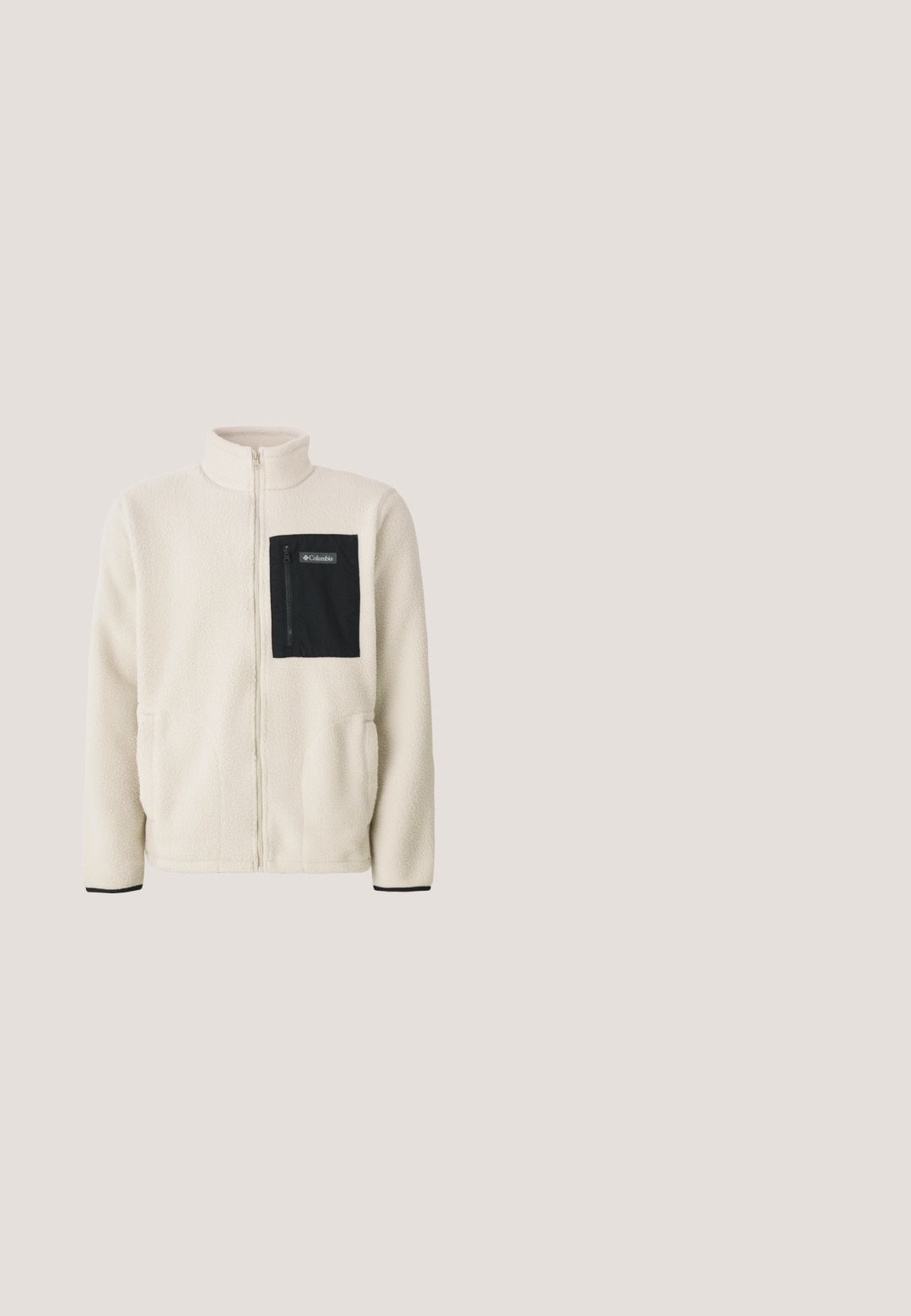 Fleecejack in off-white met een zwart ritszak op de borst en zwarte details. Heeft een hoge kraag en ronde voorzakken.; Beige fleece trui met een ritssluiting bij de kraag, een gestructureerd oppervlak, voorzakken en een horizontale naad over de borst.; Olijfgroene cargobroek van katoen, met zijzakken, een slim fit en omgeslagen broekspijpen. Rechte voorkant met een knoopsluiting.; Bruine suède halfhoge laarzen met metalen oogjes, zwarte rubberen zool, gestructureerde accenten en een ingedrukte logo aan de zijkant.; Olijfgroene schoudertas met verstelbare schouderband, klep met sluiting en gesp, ritsvak aan de zijkant en logo-opdruk aan de voorkant.; Camouflage-stof riem in verschillende tinten bruin en groen, met een zwarte gesp met het "URBAN CLASSICS"-logo en een gestructureerde afwerking.