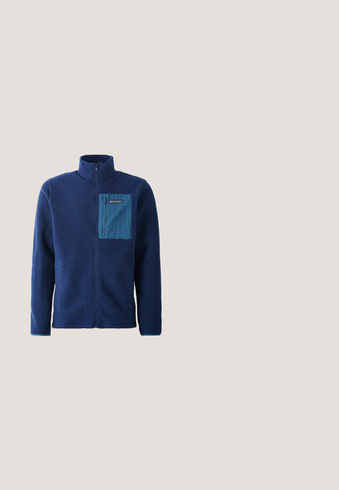 Marineblå fleecejakke med høj krave, der har en kontrastfarvet blå lynlåslomme på brystet og to sidelommer. Blødt, struktureret stof.; Beige fleece-pullover med høj krave, grøn trykknap-lukning og brystlomme. Materialet har en blød, struktureret overflade. Bjerglogo på lommen.; Sort, tætsiddende langærmet T-shirt med rund hals og et diskret Icebreaker-logo på venstre ærme, vist på en hvid baggrund.; Oliven grøn cargo bukser lavet af let materiale, med elastisk talje, snorelukning og flere lynlåslommer.; Brune læder ankelstøvler med en tan gummisål, røde snørebånd og et brunt logo på siden. Har polstret ankel og struktureret overflade.; Olivengrøn rulle-top rygsæk med forflap-lomme, metal spænde lukning, sidelommer og vævet top-håndtag.