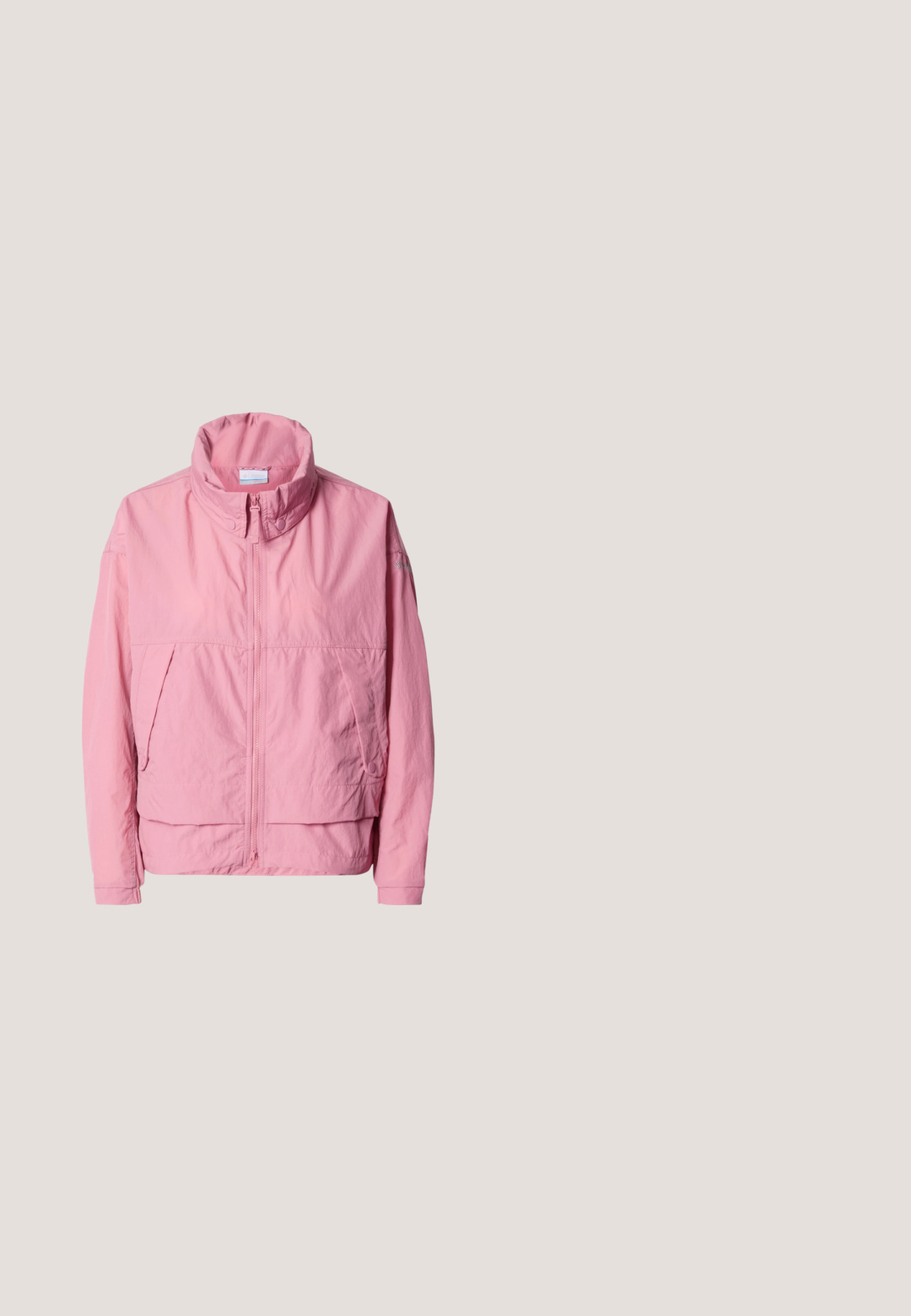 Veste légère rose avec col haut, fermeture éclair à l'avant, rabats de poche à boutons-pression et manches longues sur fond blanc.; T-shirt rose clair à manches courtes avec logo Columbia sur la poitrine gauche et fond uni.; Pantalon en velours côtelé bleu clair avec coupe droite, fermeture par bouton et poches avant, présenté sur un fond blanc uni.; Baskets en suédine rose avec une semelle en gomme, caractérisées par un bout arrondi, un design à lacets et un accent blanc contrastant au niveau du talon.; Sac fourre-tout en toile rose avec deux anses et un scrunchie en tissu rose attaché en forme de feuille sur fond blanc.; Boucles d’oreilles créoles en métal argenté avec une surface lisse légèrement incurvée et des fermoirs à clapet sur un fond blanc uni.