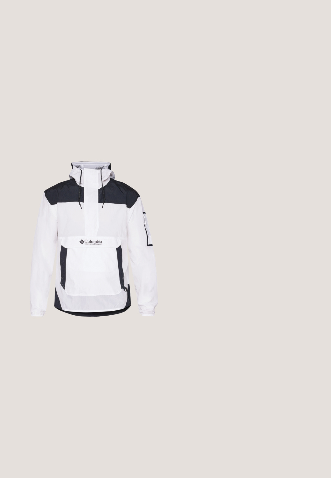 Veste Columbia blanche et noire avec capuche, fermeture éclair moitié sur le devant, poche avant et manches élastiques. Fabriquée en matériau léger.; Pull noir à manches longues Calvin Klein avec une fermeture éclair sur le quart et un logo blanc imprimé sur la poitrine.; Pantalons cargo noirs en tissu texturé, avec un design à jambes larges, des coutures visibles et une poche latérale avec un fermoir à pression.; Chaussures de sport noires en matériau synthétique. Dotées d'un col rembourré, d'un embout rond, d'une semelle extérieure robuste avec traction, et d'un détail avec le logo de la marque.; Sac bandoulière triangulaire noir avec poche zippée à l'avant, avec le logo Calvin Klein et une sangle réglable.; Ceinture élastique noire avec une boucle en métal argenté arborant le logo "Alpha Industries", design plat et texture lisse.