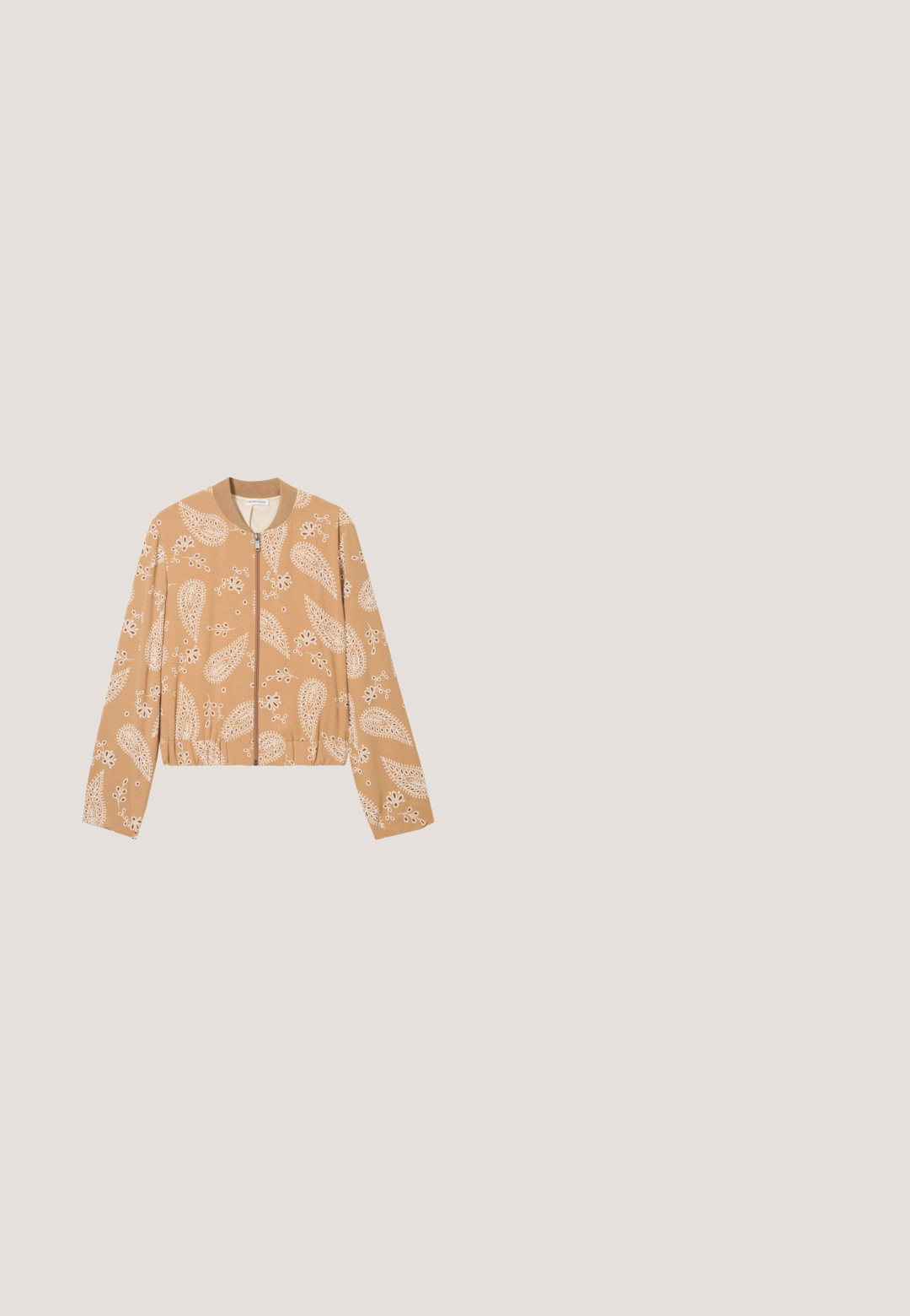 Kort beige bomberjack met witte paisley- en floralpatronen, voorzien van een ritssluiting aan de voorkant en een elastische zoom en manchetten. Zachte stofstructuur.; Witte blouse met korte mouwen, een ronde halslijn, geborduurde bloemvormige uitsnijdingen en een geschulpte rand langs de hals- en mouwzomen.; Denim mini-jurk in lichtblauw, met een rechte snit, vijf zakken en een knoopsluiting aan de voorkant met riemlussen. Gladde textuur.; Bordeaux suède cowboylaarzen met witte leren accenten, spitse neus, decoratieve stiksels en een gestapelde hak. Voorzien van uitsneden.; Rechthoekige witte stoffen tas met gele bloemenborduur en franjes, voorzien van een enkele witte schouderriem en klepsluiting.; Gouden ketting met meerdere bedels: een zon, een hart, een ster, een traan, een halve maan en een driehoekige vorm met stenen.