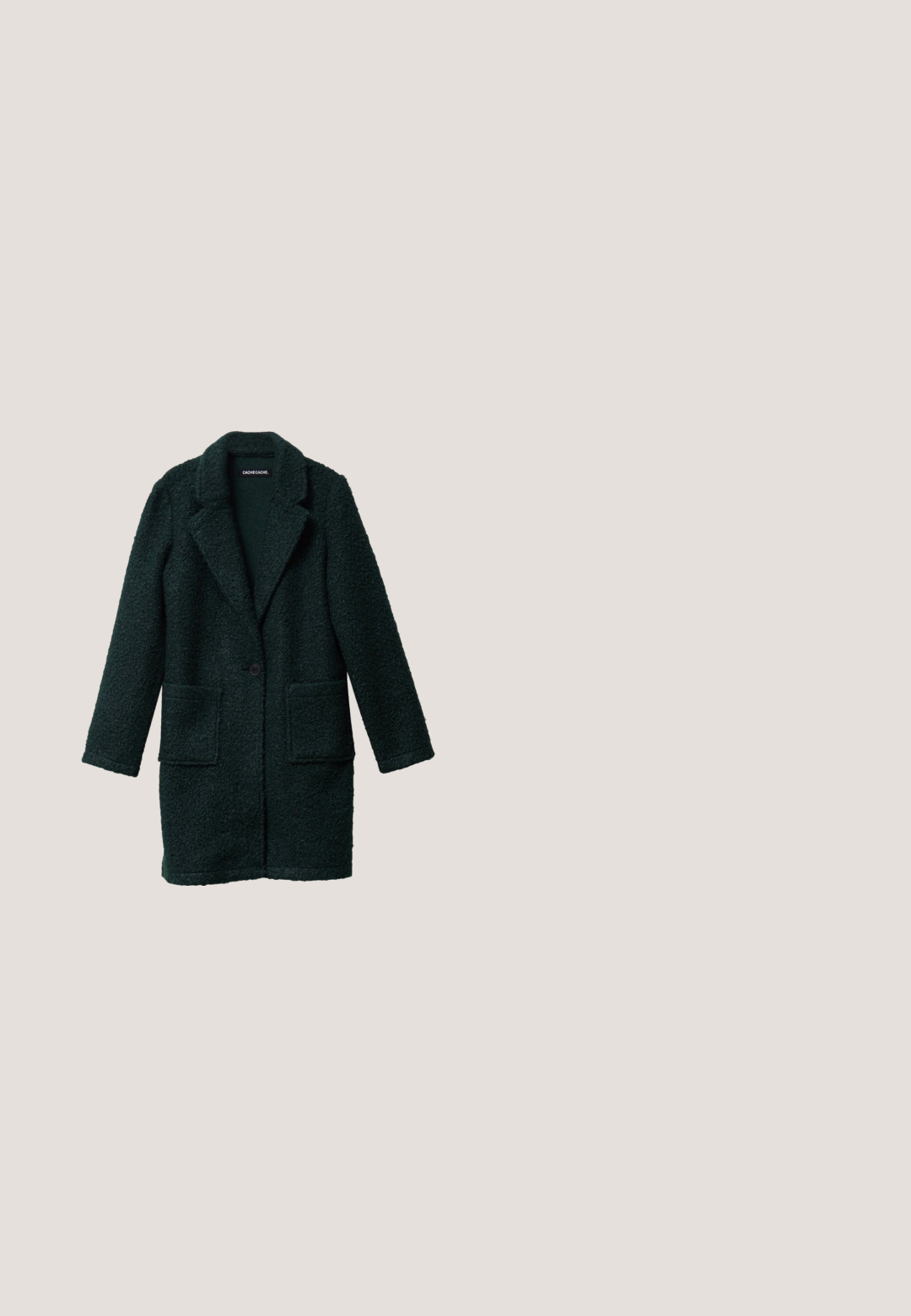 Mørkegrøn, struktureret frakke lavet af tykt, fuzzy materiale. Har en spids krave, enkelt knaplukning og to forlommer.; Blomstermønstret bluse med sort baggrund; har en samlet halsudskæring, elastiske manchetter og et velourbånd. Tekstureret stof med grønne og burgunder accenter.; Knæhøj sort læderstøvle med tekstureret overflade, rund tå, glat skaft og lav stablet hæl. Minimalistisk design uden synligt hardware.; Skildpaddeskal firkantede solbriller med lilla graduerede linser og slanke arme, placeret skråt på en hvid baggrund.; Sort quiltet Guess-pung med guldlynlås og "GUESS EST 1981" logo i guldbogstaver foran, vist på hvid baggrund.; Guldtonet halskæde med sammenflettede tykke og tynde kæder, prydet med et fremtrædende "Libra" vedhæng i en udsmykket skrifttype.